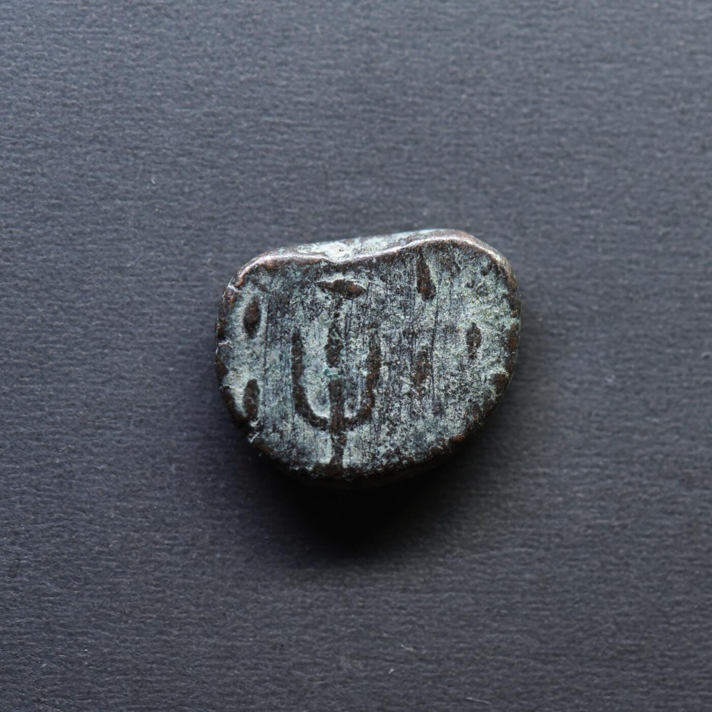 【良泉】4月16日【西方古代打制币】拍卖108件  公元2世纪【埃兰】奥罗德斯三世“族徽版”铜币，2.98克