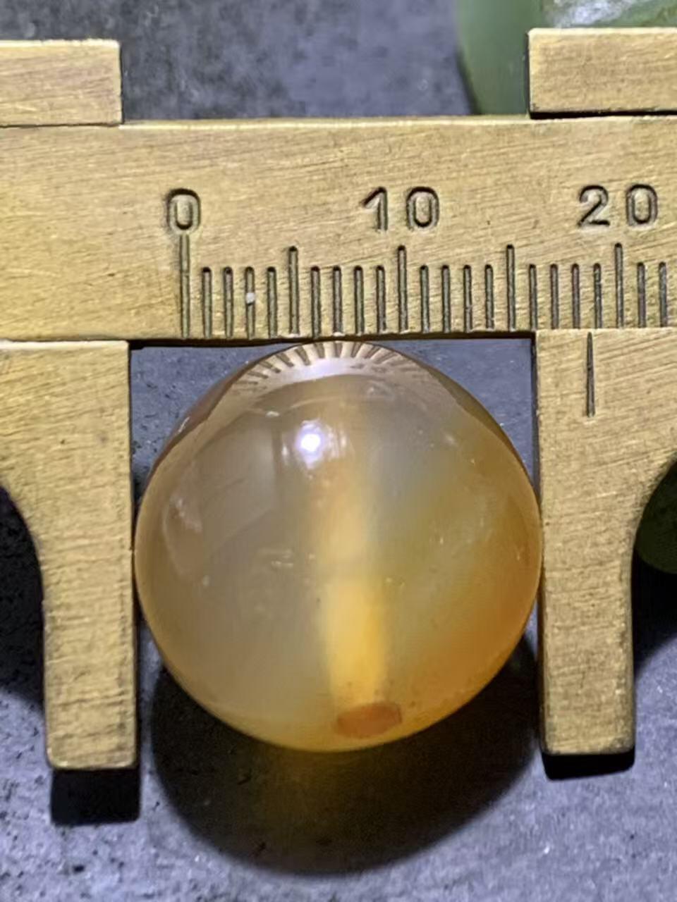 高玉化缠丝玛瑙随形圆珠一颗，