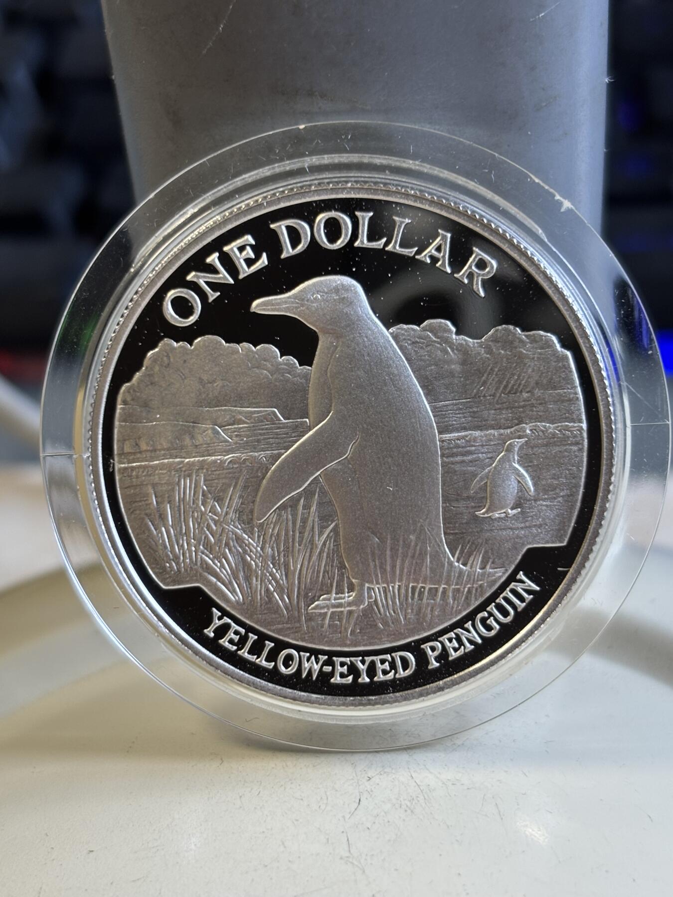 第195期拍卖 新西兰1988年黄眼企鹅，珍稀动物系列精制大银币带盒证书，27.22克，925银