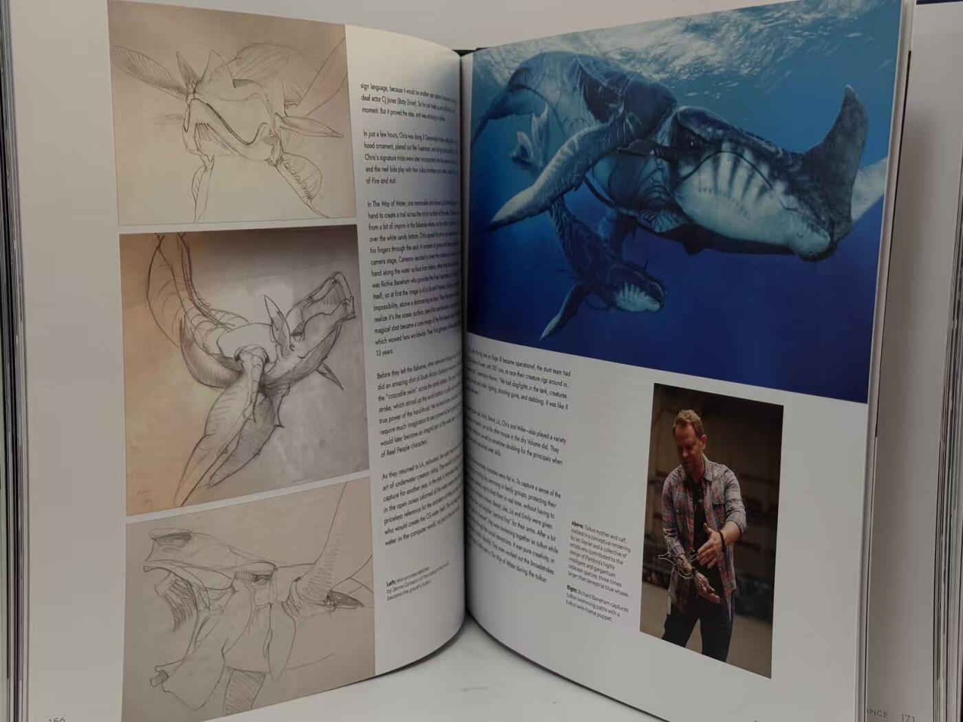 零元拍：烈焰焚心，灰烬重生，潘多拉史诗最炽烈的终章序章！著名导演詹姆斯·卡梅隆，主演杰克·萨利扮演者萨姆·沃辛顿 ，妮特丽扮演者佐伊·索尔达娜，灰烬族首领——瓦朗扮演者奥娜·卓别林，以及夸里奇上校扮演者影帝史蒂芬·朗合签《阿凡达：火与烬》官方设定集！