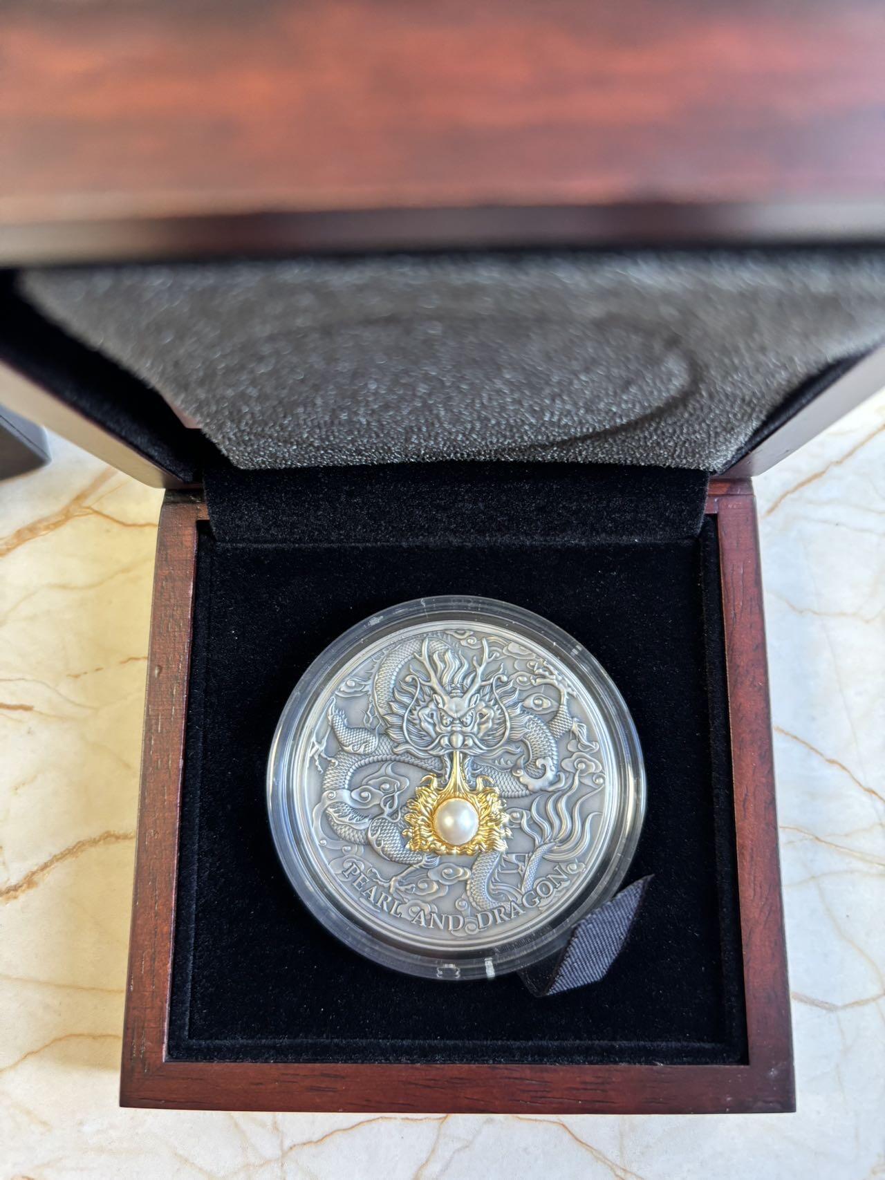 第196期拍卖 纽埃2022年神龙吐珠镶嵌珍珠2盎司仿古纪念银币，999银镀金，发行500枚