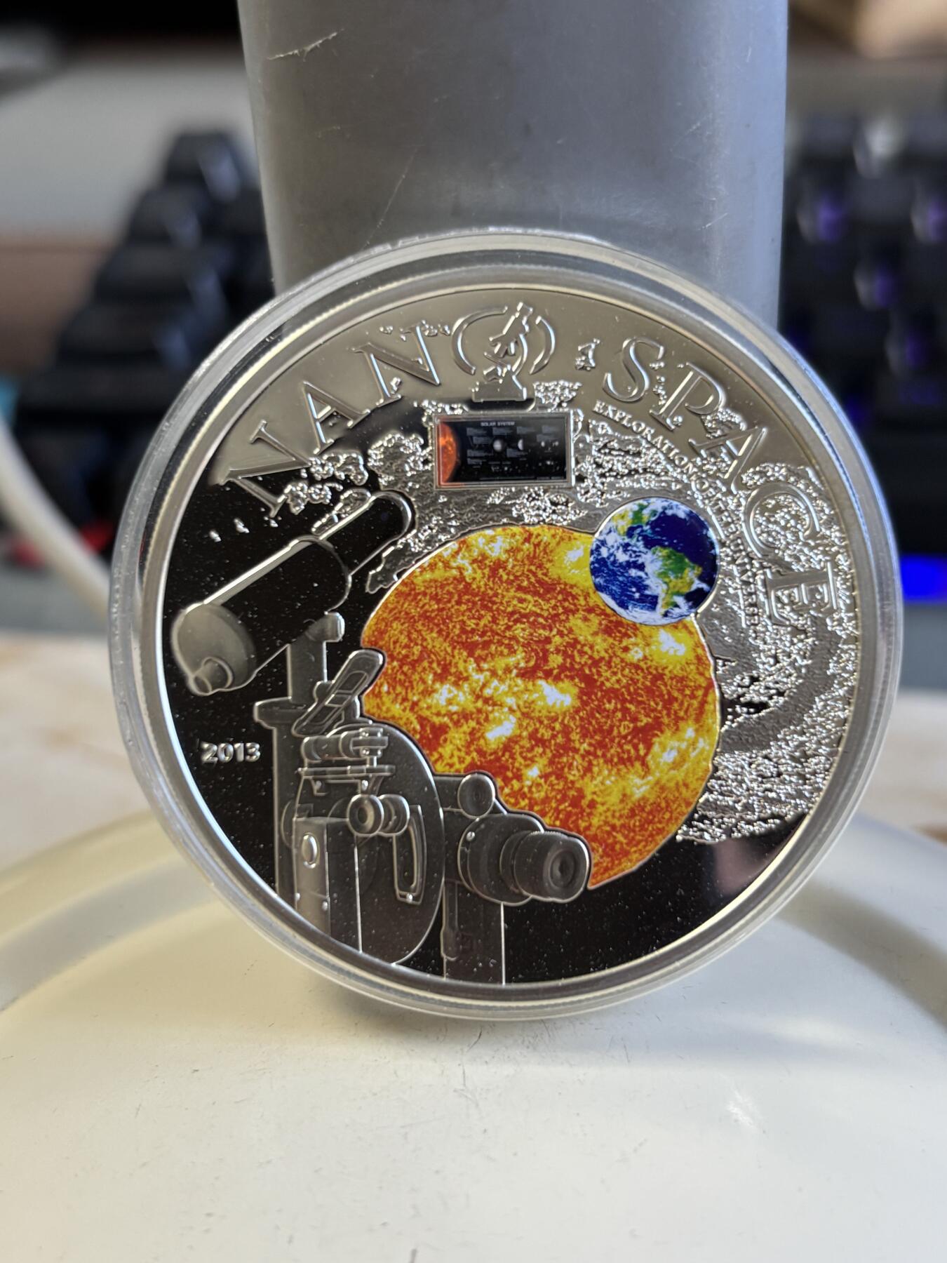 第196期拍卖 库克2013年镶嵌纳米芯片宇宙探索精制彩色银币，925银，50克，发行1000枚