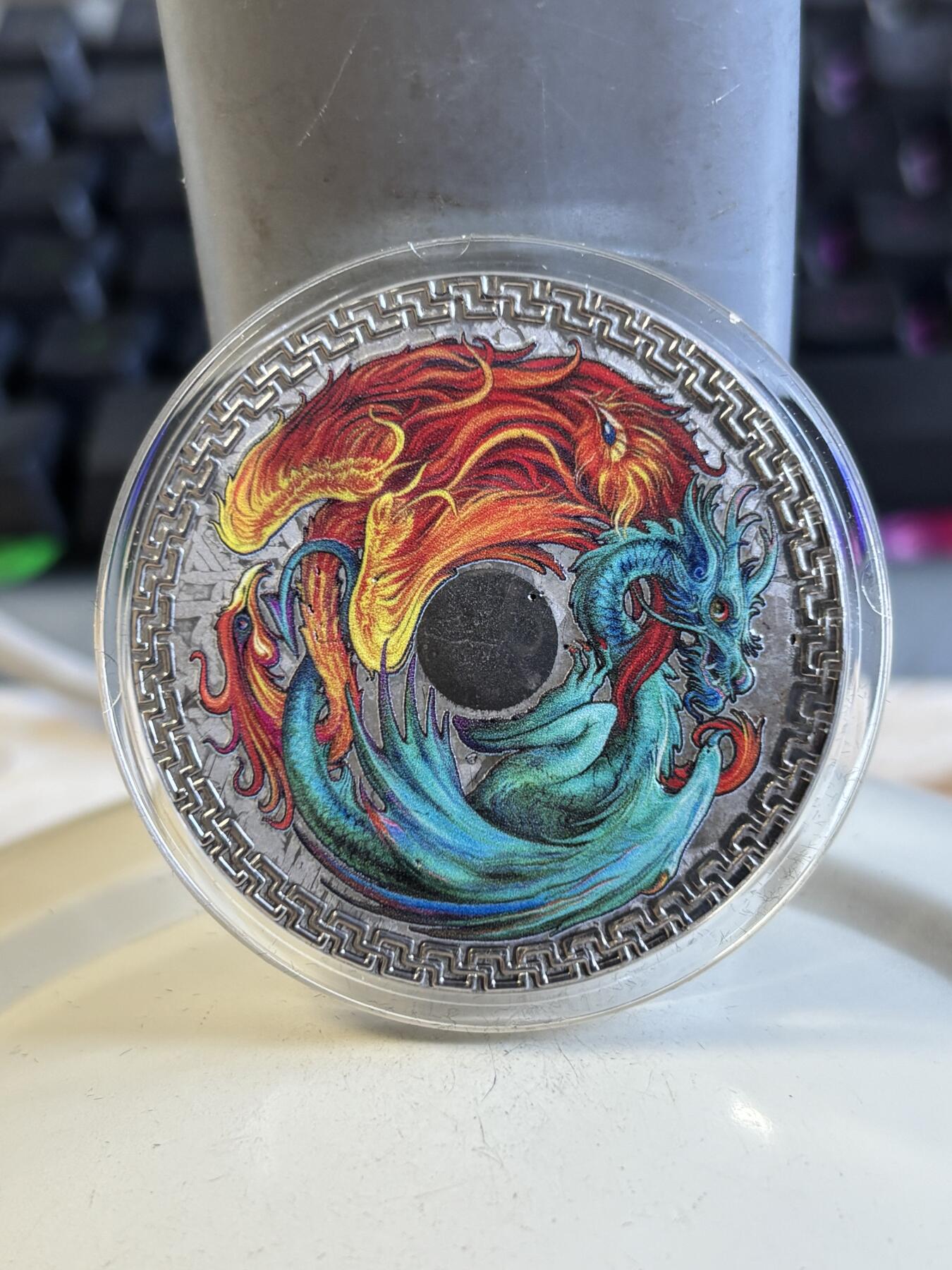 第196期拍卖 托克劳2022年龙凤呈祥1盎司阿勒泰全陨石彩纪念币，1盎司，发行888枚