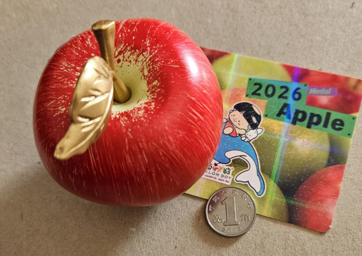 【币将精彩】世界钱币拍卖（2026-4-15） 发行量5枚的西瓜太郎2026年幸运红苹果立体彩色立体铜章编号3！铜约280克，带证书包装，外包装边角状态如图。