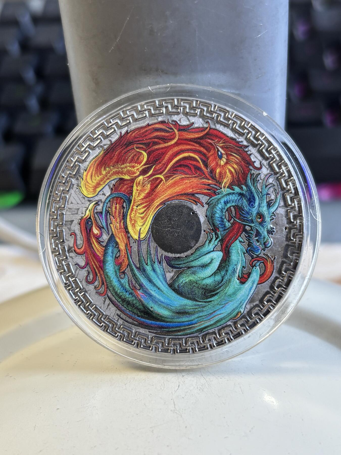 第196期拍卖 托克劳2022年龙凤呈祥1盎司阿勒泰全陨石彩纪念币，1盎司，发行888枚