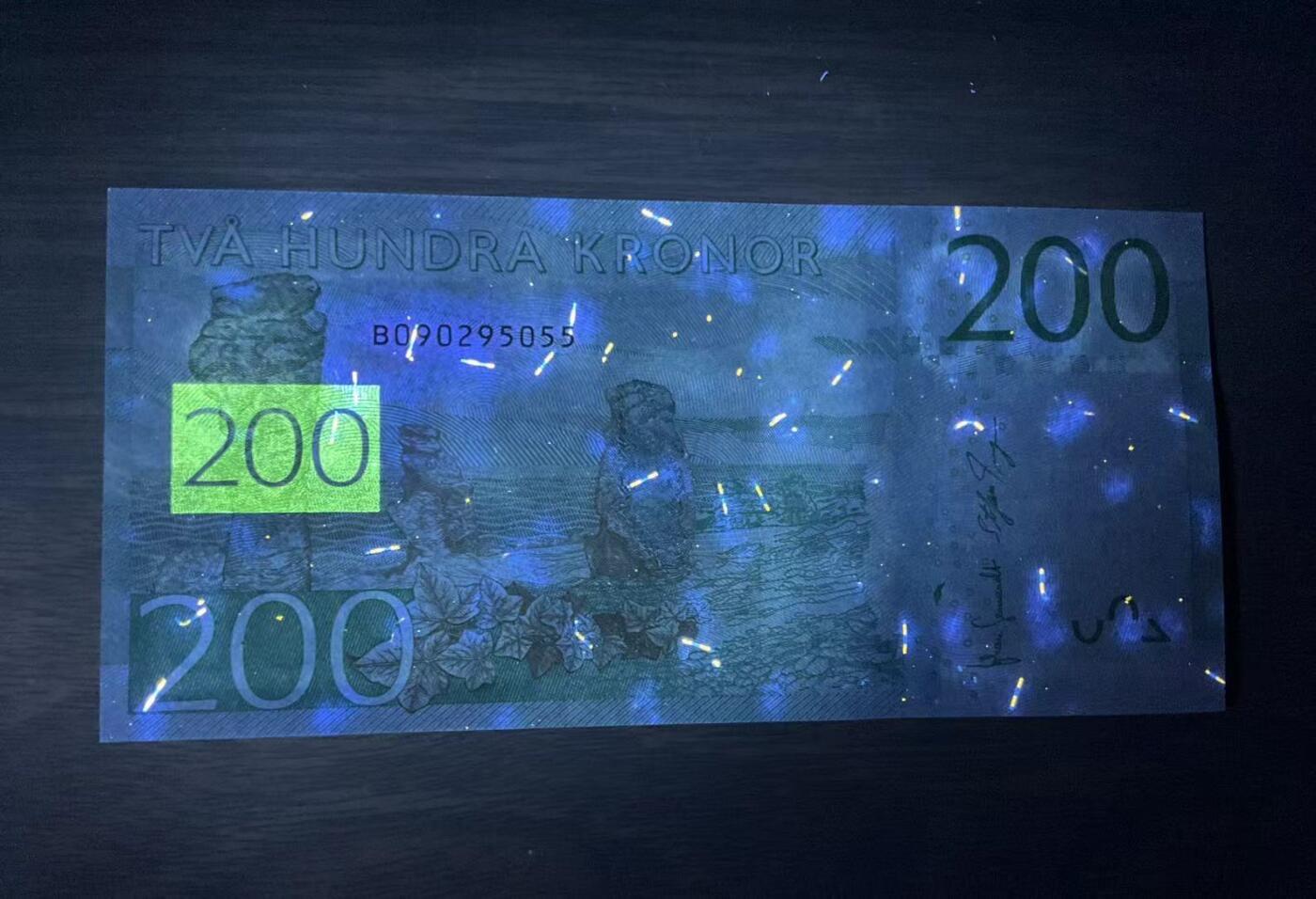 【礼羽收藏】🌏世界钱币拍卖第131期  瑞典200克朗2015首年首发版B冠(刀拆绝品原票状态适合送评)无347双尾55号码干净漂亮。稀少面值币种量小，市面能看到基本都带347的号码不佳，该套最值得入手一枚配套必备错失美号拍大腿