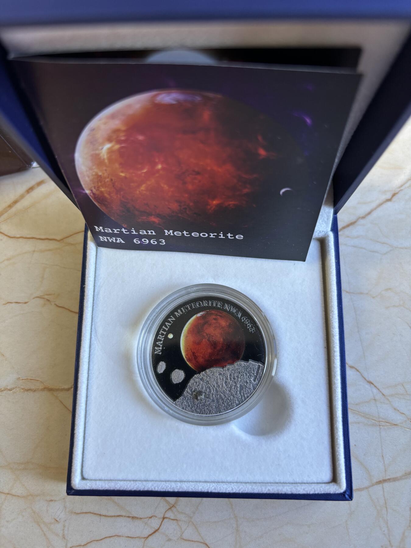 第196期拍卖 纽埃2016年镶嵌NWA6963火星陨石1盎司彩色纪念银币，999银，发行500枚