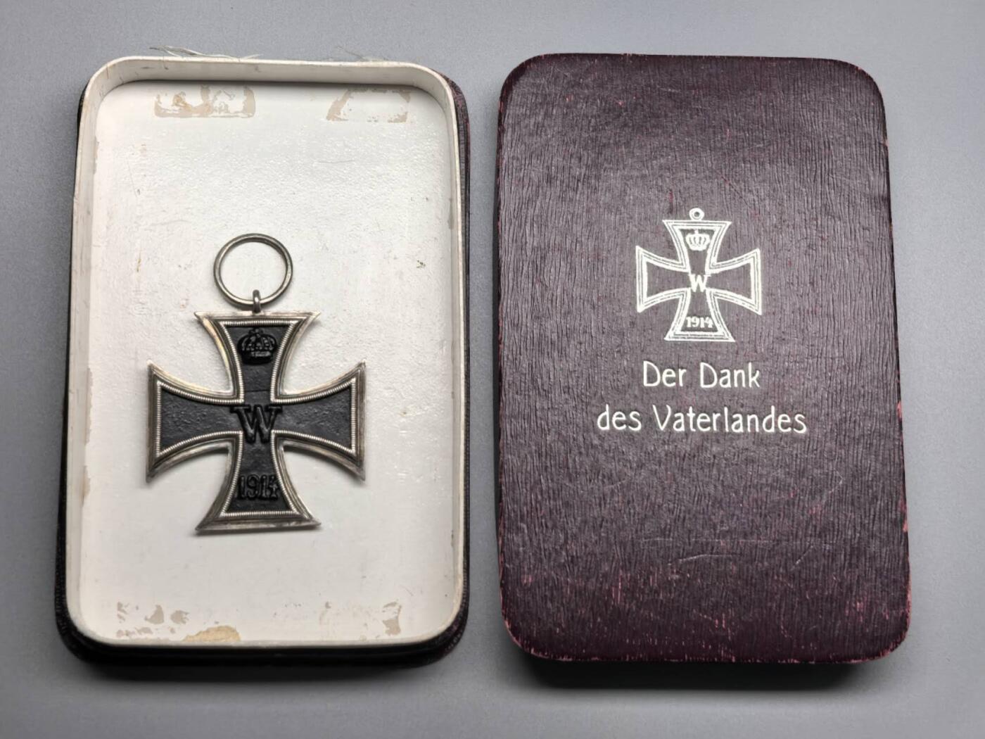 小驴勋章奖章收藏4月4日周六晚六点拍卖（珍爱和平，收藏战争，铭记历史，勿忘国耻，忠党爱国。有偿代拍，送拍规则在简介最后，参拍须阅读规则后再参拍，关系到运费包装发货时效真假辨别等关键信息，拍卖时不再发原图，看大图店主微信码在拍卖店铺介绍里） 德国一战二级铁十字勋章带盒，铁质核心黑漆，铁芯有一条断裂