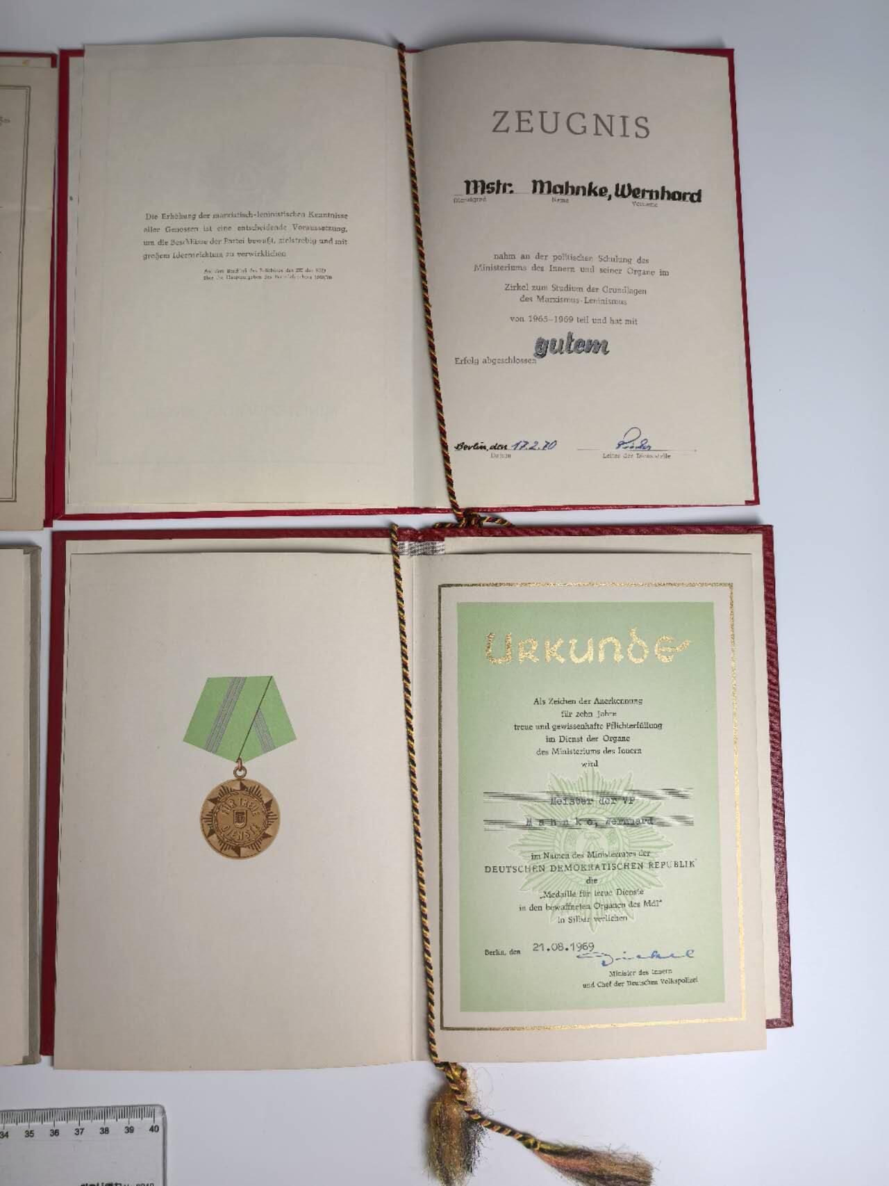 小驴勋章奖章收藏4月4日周六晚六点拍卖（珍爱和平，收藏战争，铭记历史，勿忘国耻，忠党爱国。有偿代拍，送拍规则在简介最后，参拍须阅读规则后再参拍，关系到运费包装发货时效真假辨别等关键信息，拍卖时不再发原图，看大图店主微信码在拍卖店铺介绍里） 东德人民警察高级士官证书一套