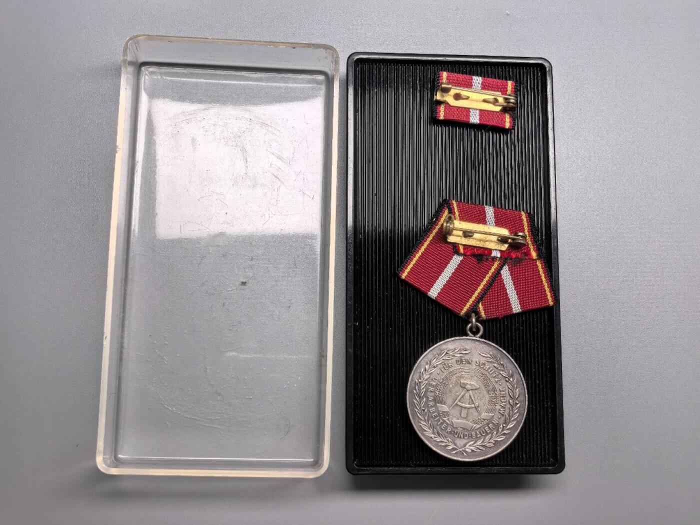 小驴勋章奖章收藏4月4日周六晚六点拍卖（珍爱和平，收藏战争，铭记历史，勿忘国耻，忠党爱国。有偿代拍，送拍规则在简介最后，参拍须阅读规则后再参拍，关系到运费包装发货时效真假辨别等关键信息，拍卖时不再发原图，看大图店主微信码在拍卖店铺介绍里）