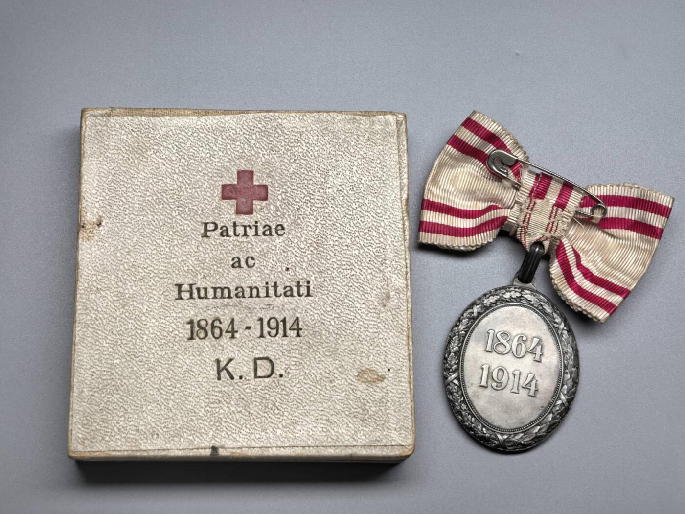 小驴勋章奖章收藏4月4日周六晚六点拍卖（珍爱和平，收藏战争，铭记历史，勿忘国耻，忠党爱国。有偿代拍，送拍规则在简介最后，参拍须阅读规则后再参拍，关系到运费包装发货时效真假辨别等关键信息，拍卖时不再发原图，看大图店主微信码在拍卖店铺介绍里） 奥匈帝国红十字奖章，银质，环连接处打标，带少见原盒