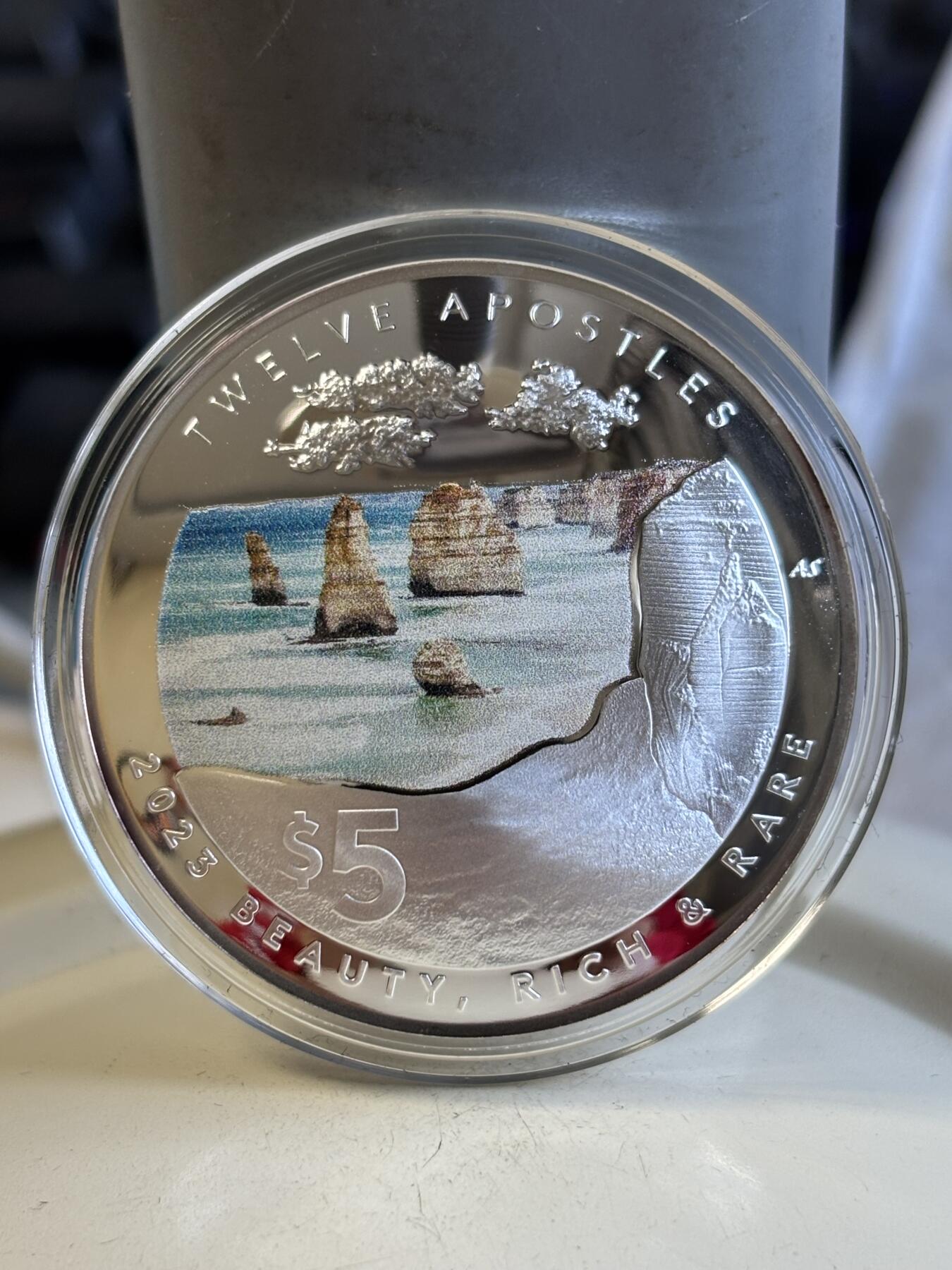 第196期拍卖 澳大利亚2023年十二使徒岩1盎司曲面彩色纪念银币，999银，发行7500枚