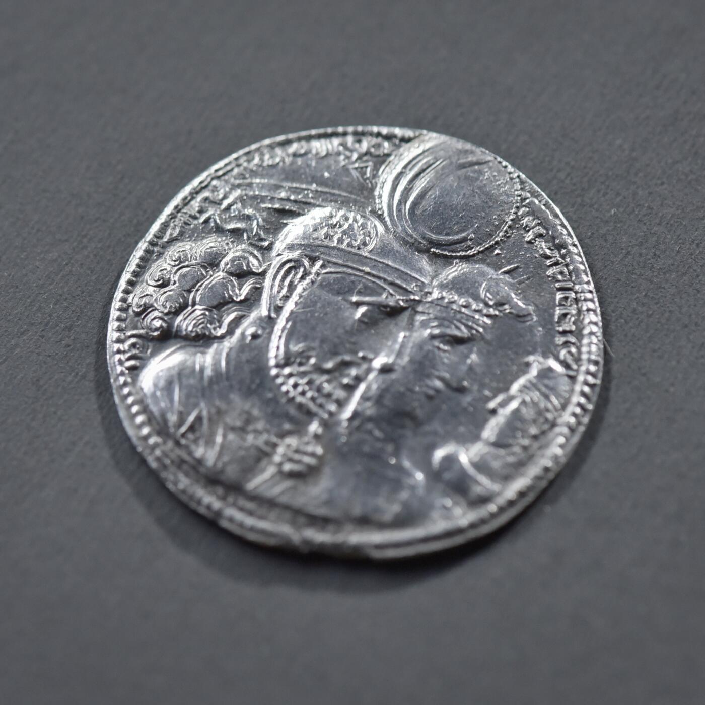 【良泉】4月16日【西方古代打制币】拍卖108件 【极美品】公元276-293年【波斯帝国】萨珊王朝，瓦赫兰二世 国王、王后、王子“全家福” 一德拉克马 银币，4.24克