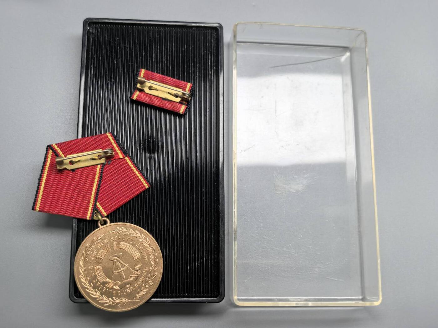 小驴勋章奖章收藏4月4日周六晚六点拍卖（珍爱和平，收藏战争，铭记历史，勿忘国耻，忠党爱国。有偿代拍，送拍规则在简介最后，参拍须阅读规则后再参拍，关系到运费包装发货时效真假辨别等关键信息，拍卖时不再发原图，看大图店主微信码在拍卖店铺介绍里）