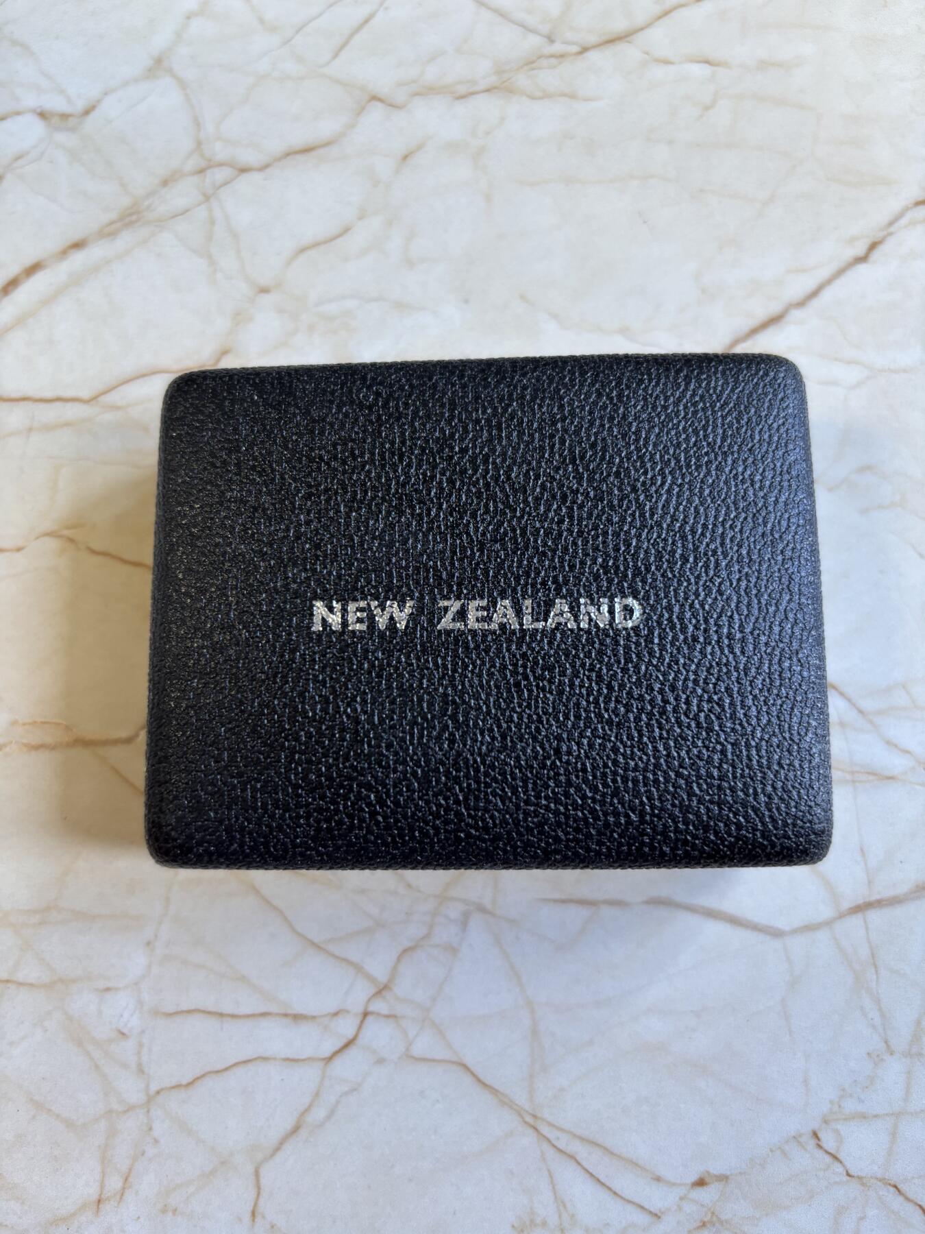 第195期拍卖 新西兰1984年黑知更鸟，珍稀动物系列精制大银币带盒无证书，27.22克，925银