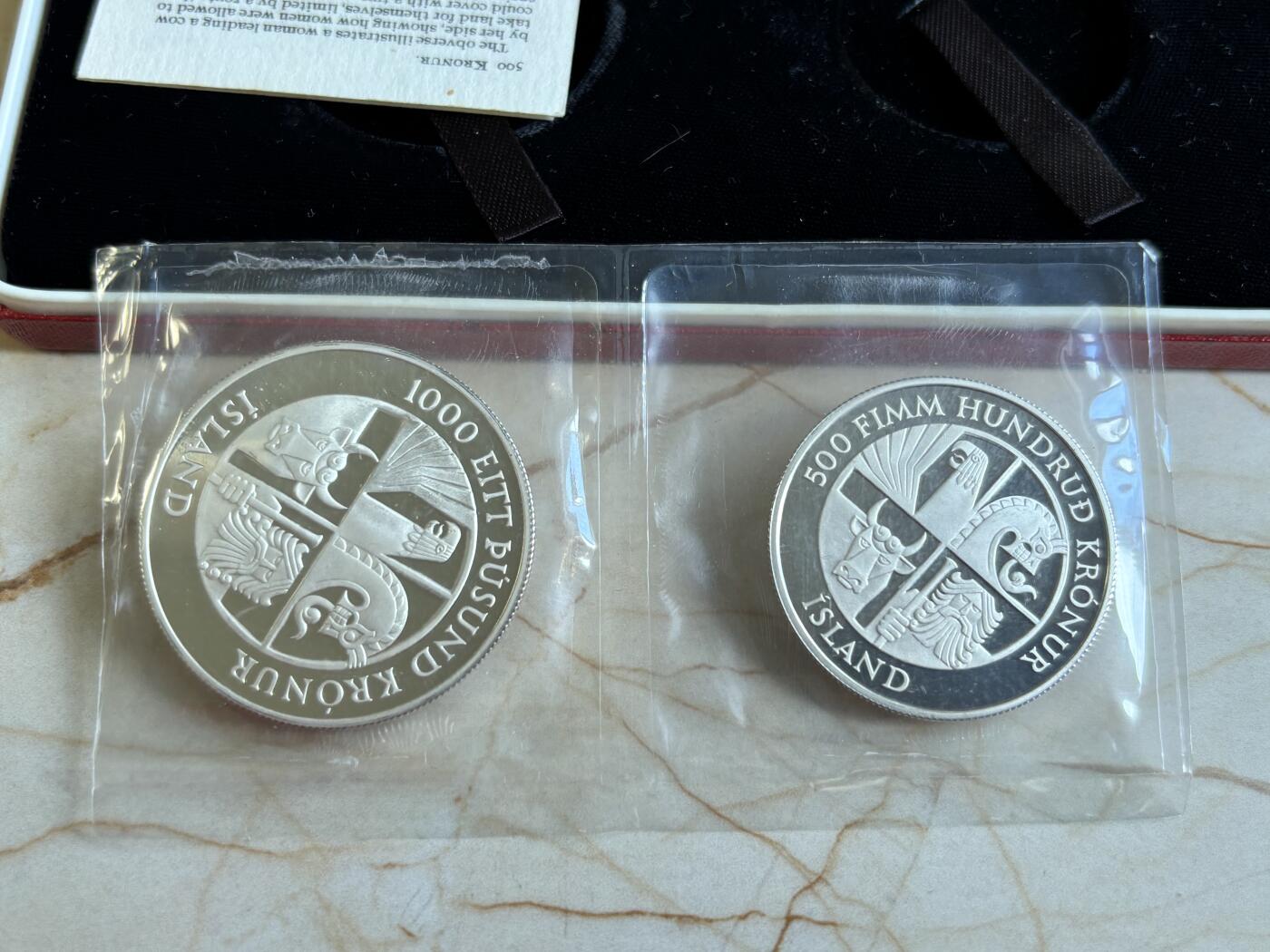 第195期拍卖 冰岛1974年人类定居冰岛1100周年纪念精制大银币一组，两枚面值分别为500克朗和1000克朗，共计50克，925银，此等品相外加原盒证书非常难得
