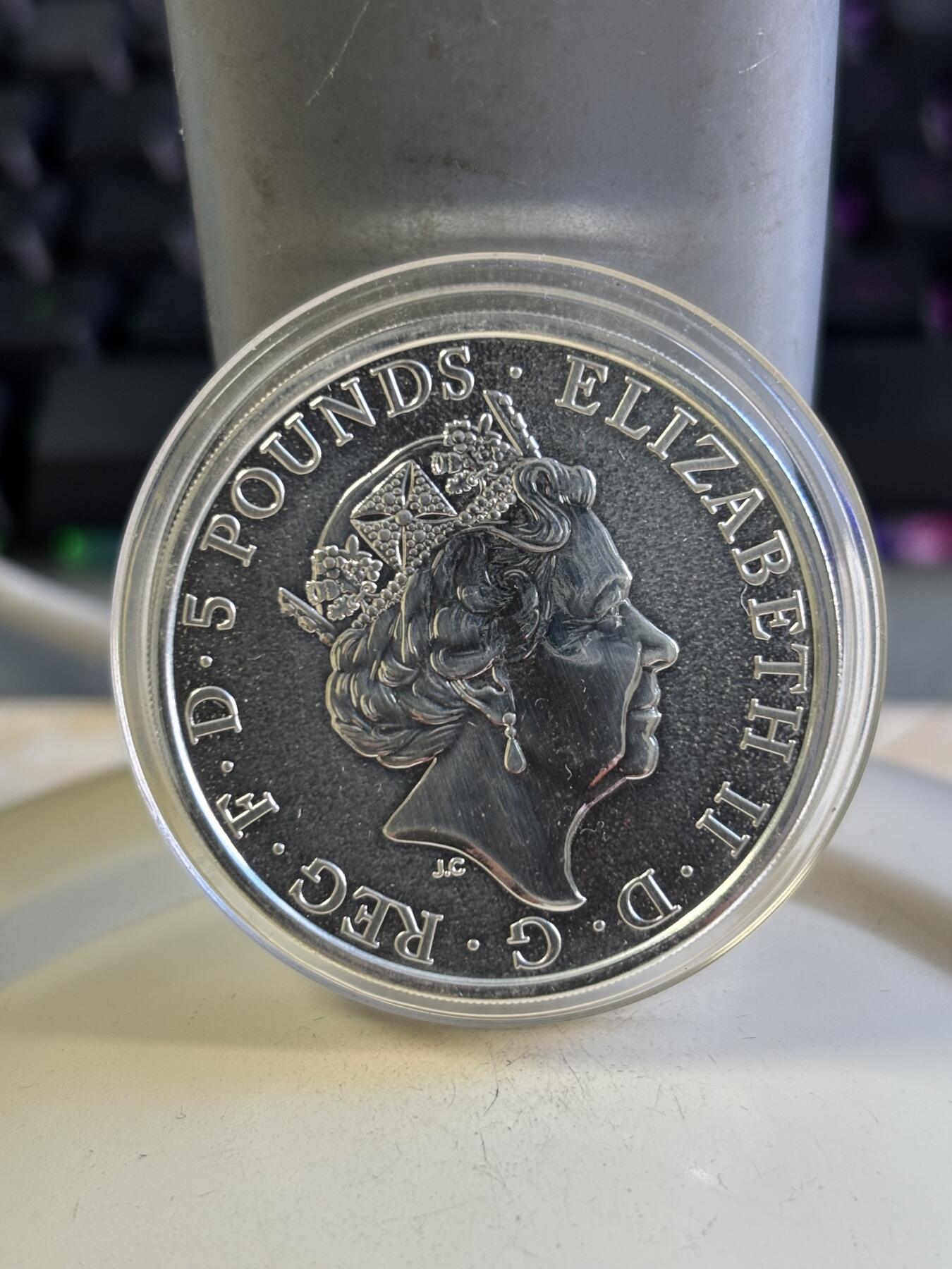 第196期拍卖 英国2017年女王神兽系列威尔斯红龙2盎司纪念银币，9999银，有瑕疵