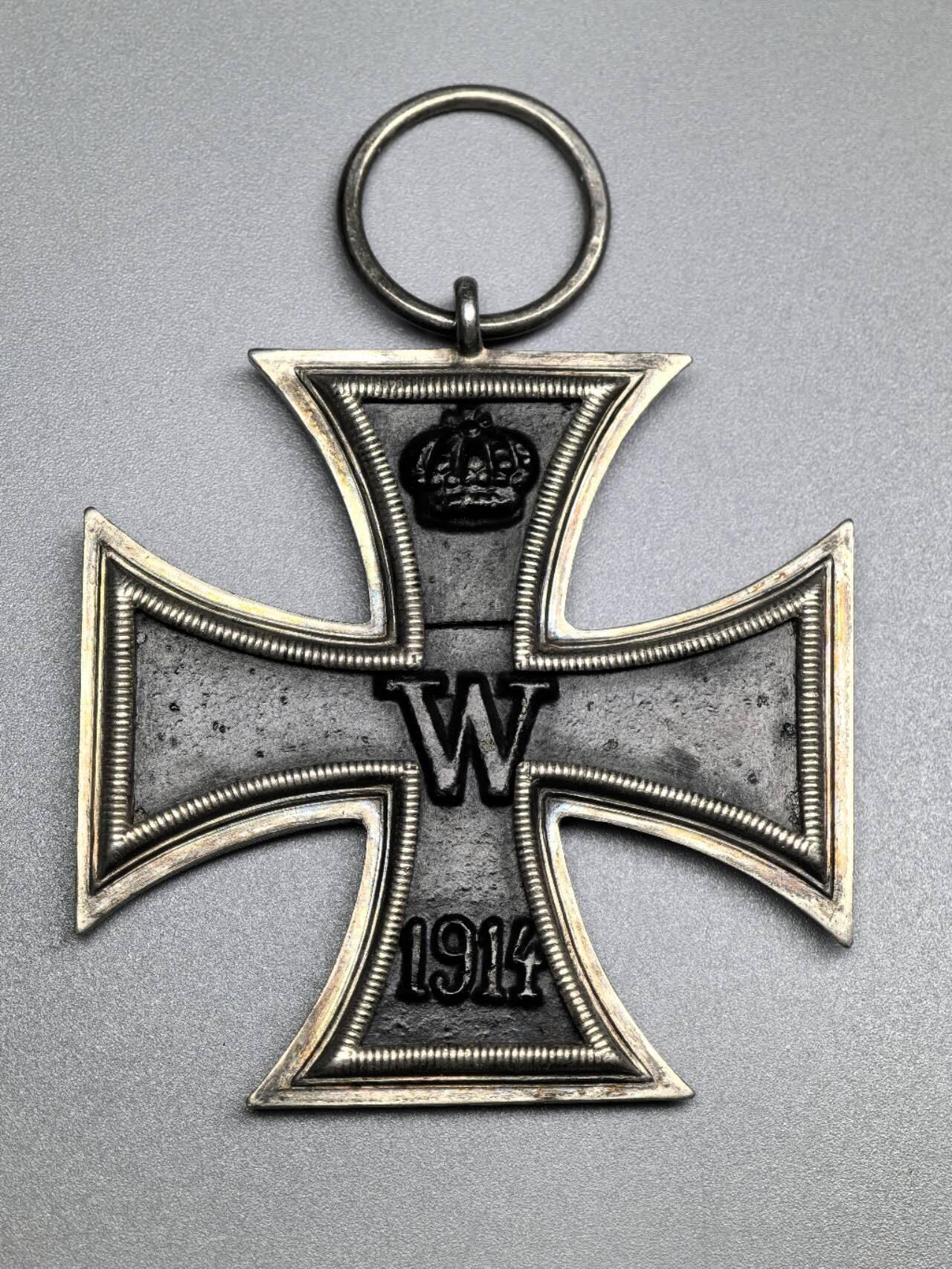 小驴勋章奖章收藏4月4日周六晚六点拍卖（珍爱和平，收藏战争，铭记历史，勿忘国耻，忠党爱国。有偿代拍，送拍规则在简介最后，参拍须阅读规则后再参拍，关系到运费包装发货时效真假辨别等关键信息，拍卖时不再发原图，看大图店主微信码在拍卖店铺介绍里） 德国一战二级铁十字勋章带盒，铁质核心黑漆，铁芯有一条断裂