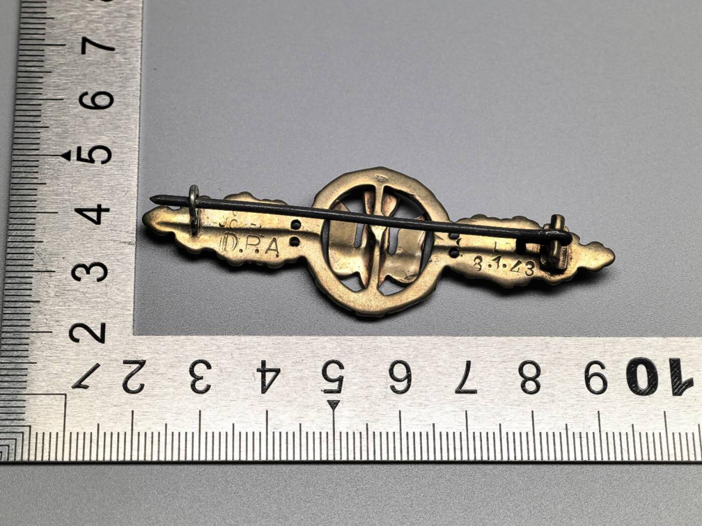 小驴勋章奖章收藏4月4日周六晚六点拍卖（珍爱和平，收藏战争，铭记历史，勿忘国耻，忠党爱国。有偿代拍，送拍规则在简介最后，参拍须阅读规则后再参拍，关系到运费包装发货时效真假辨别等关键信息，拍卖时不再发原图，看大图店主微信码在拍卖店铺介绍里） 现代工艺品 空军轰炸机勋饰 非原品