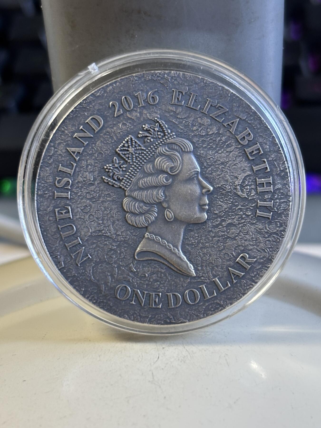 第196期拍卖 纽埃2016年镶嵌NWA6963火星陨石1盎司彩色纪念银币，999银，发行500枚