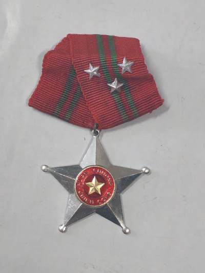 韵星假日军品类拍卖第51期  -- Rimey Holidays Militaria Auction 51 - 越南社会主义共和国一级战功勋章