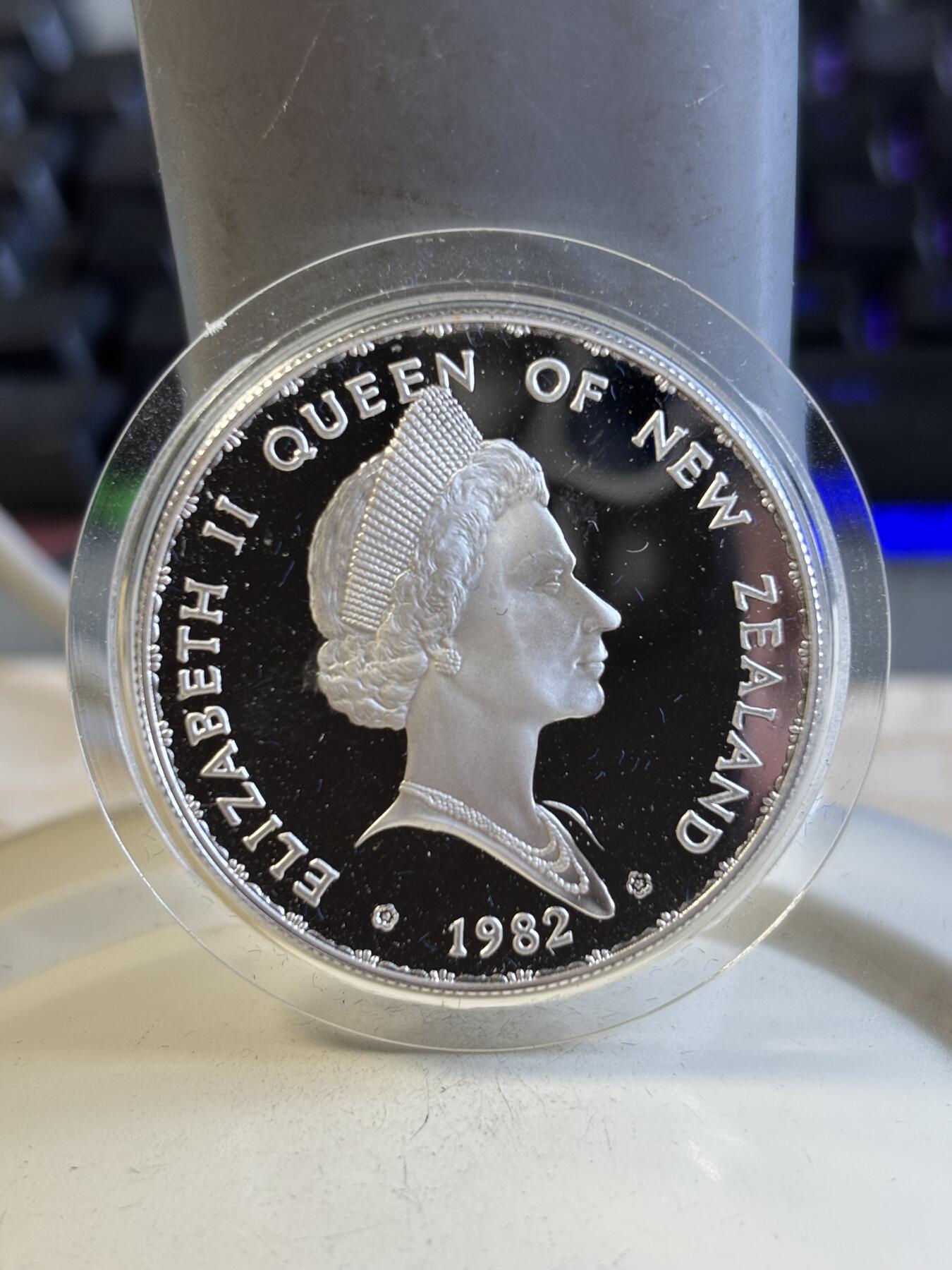 第195期拍卖 新西兰1982年南秧鸡，珍稀动物系列精制大银币带盒证书，27.216克，925银