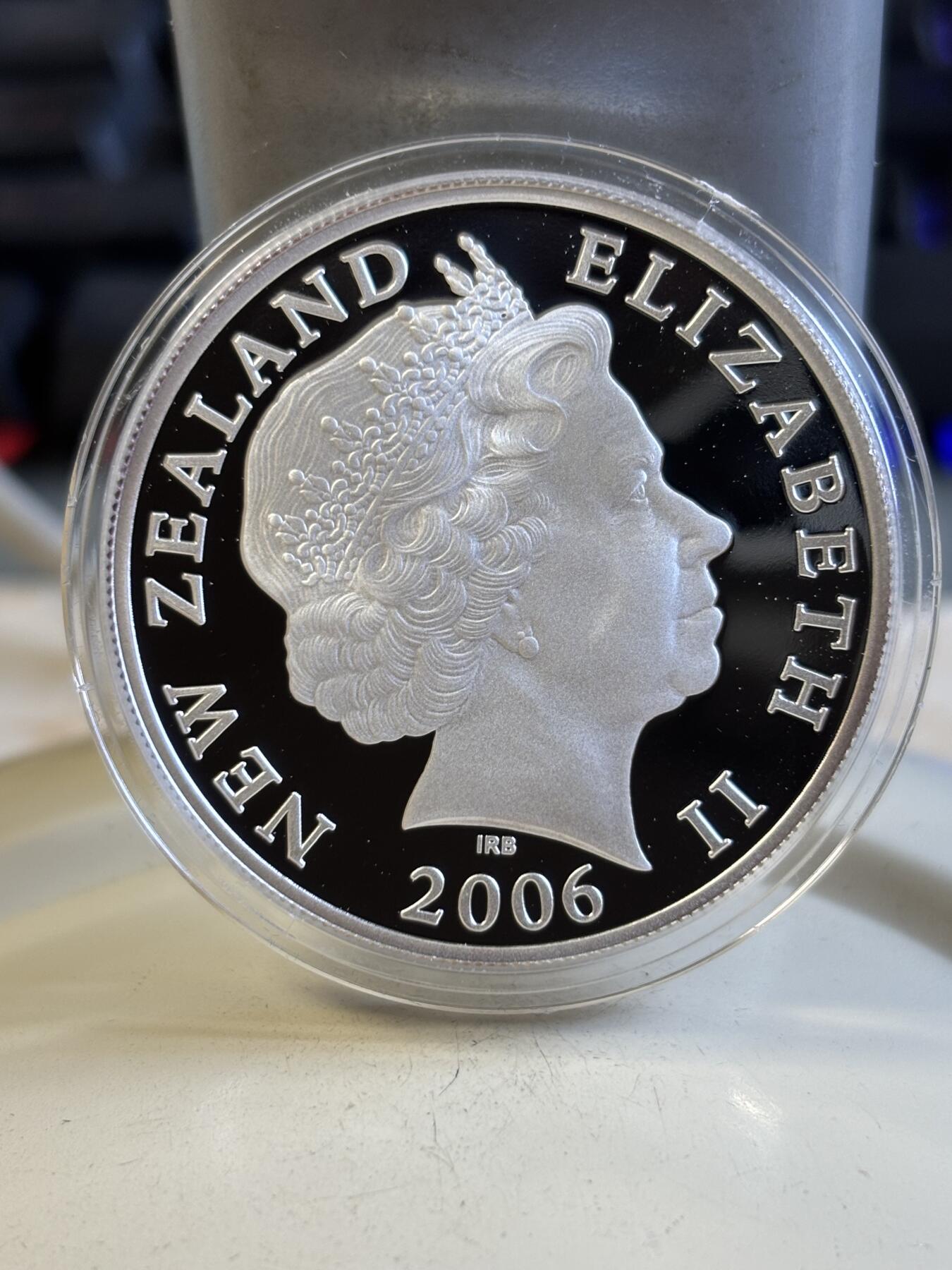 第195期拍卖 新西兰2006年伊丽莎白女王80周岁生日纪念精制银币，国际热门主题，31.1克，999银，编号0268，发行量2500枚，原盒证书