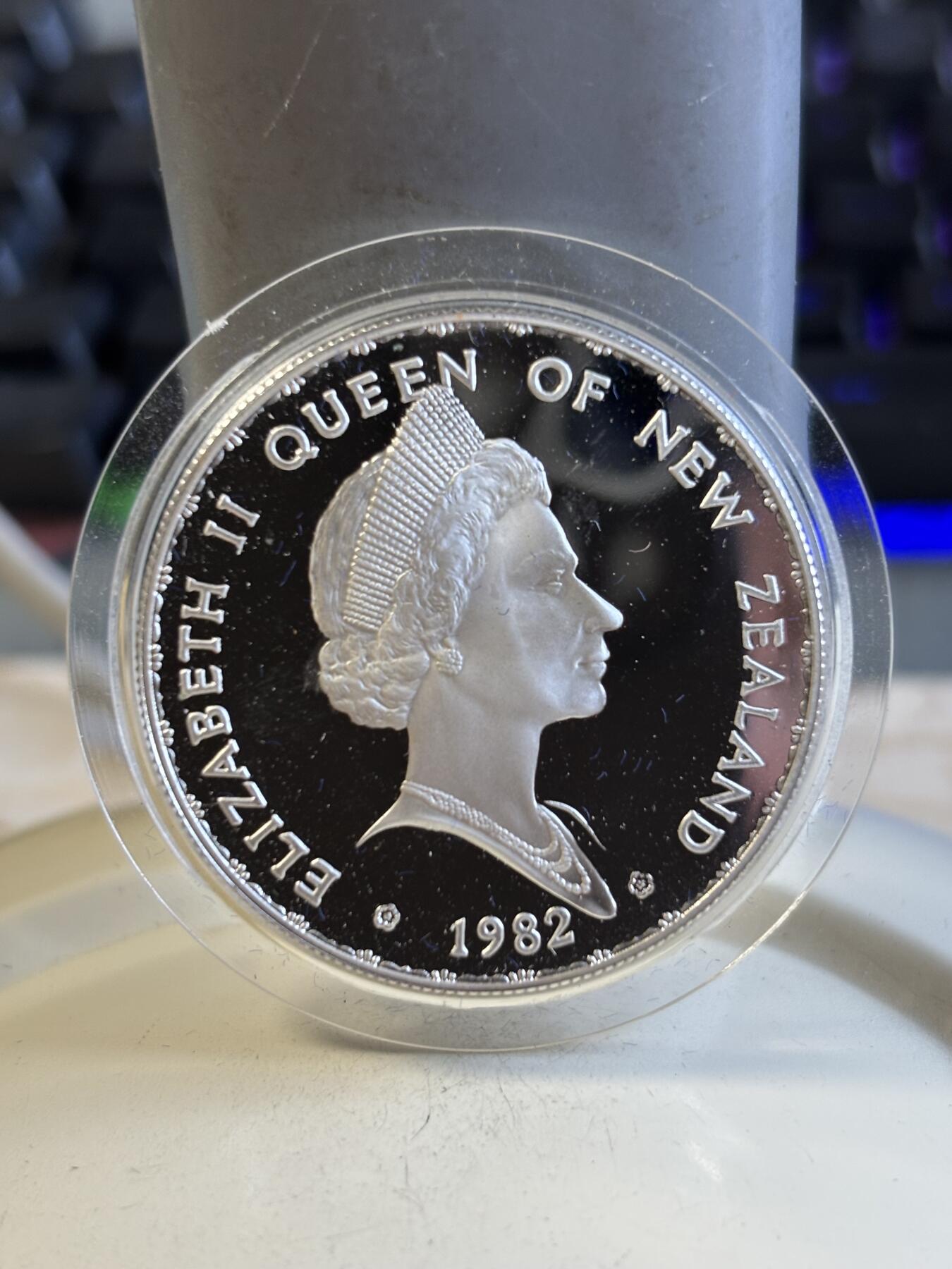 第195期拍卖 新西兰1982年南秧鸡，珍稀动物系列精制大银币带盒证书，27.216克，925银