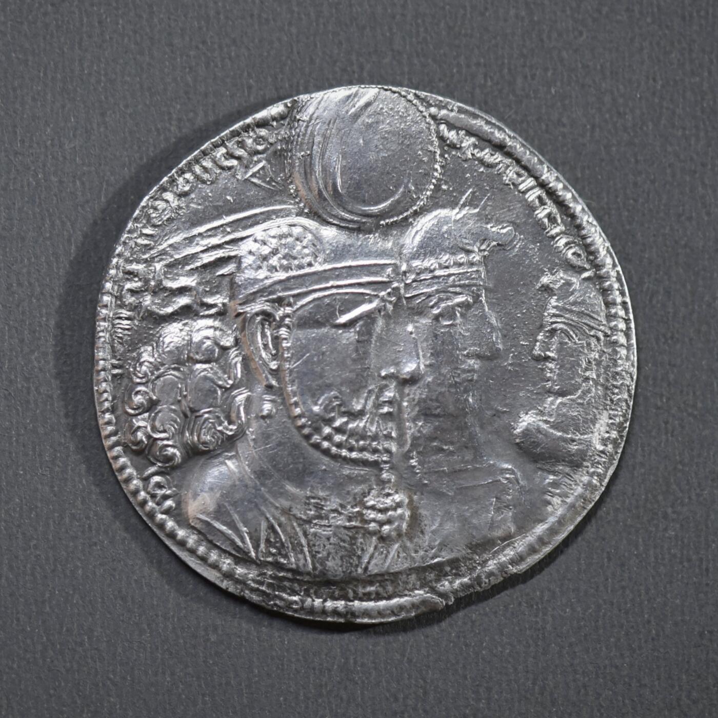 【良泉】4月16日【西方古代打制币】拍卖108件 【极美品】公元276-293年【波斯帝国】萨珊王朝，瓦赫兰二世 国王、王后、王子“全家福” 一德拉克马 银币，4.24克