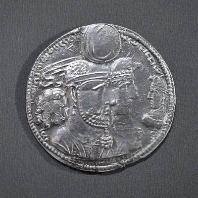【良泉】4月16日【西方古代打制币】拍卖108件 - 【极美品】公元276-293年【波斯帝国】萨珊王朝，瓦赫兰二世 国王、王后、王子“全家福” 一德拉克马 银币，4.24克