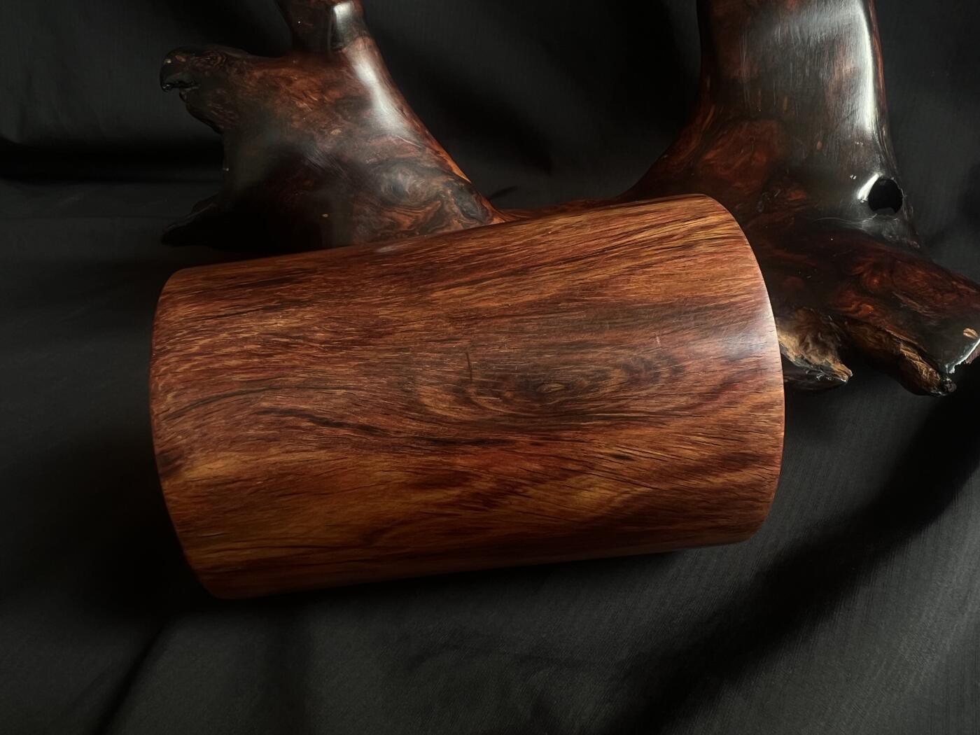 零元拍：海南黄花梨笔筒，整颗料抠出，口径：75/108MM