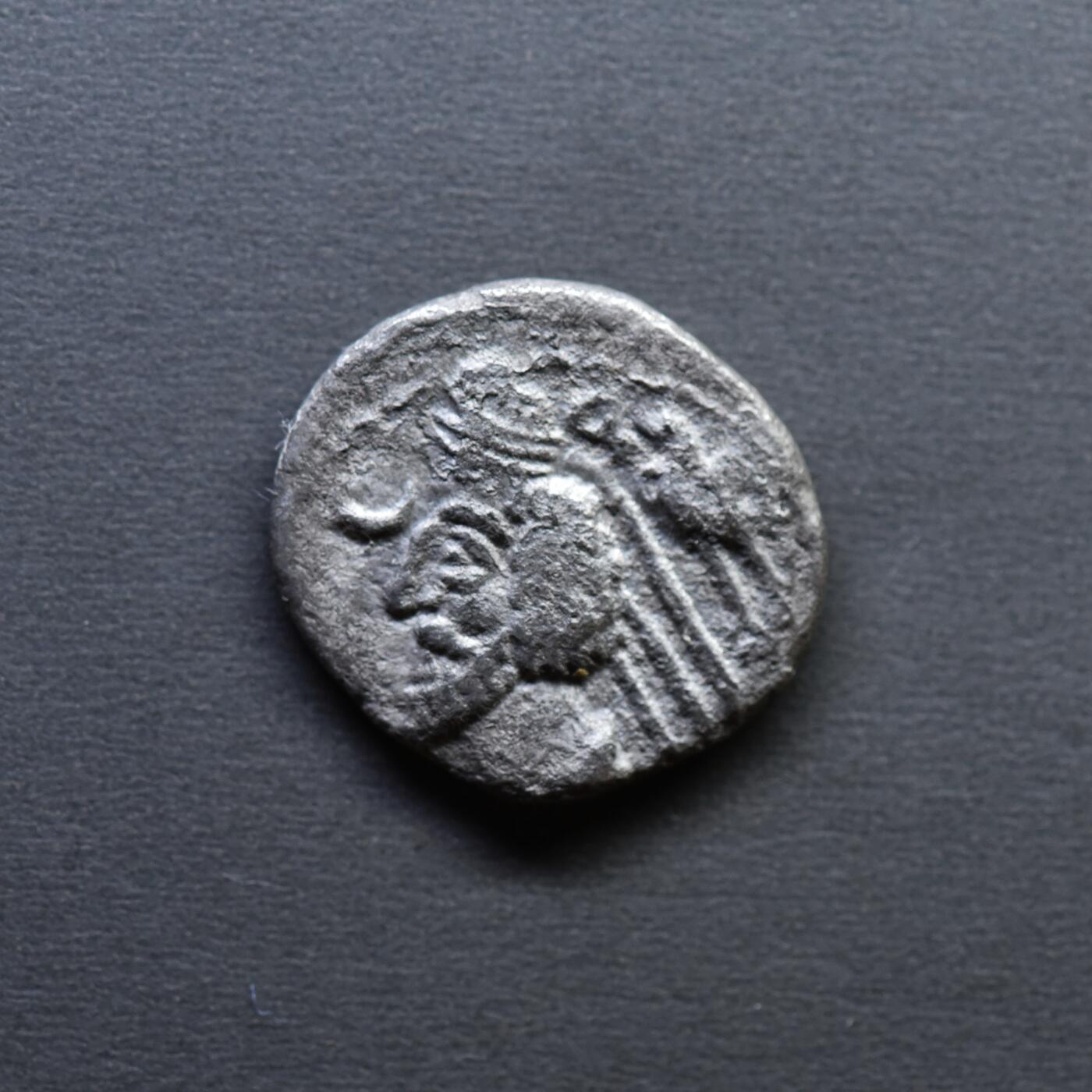 【良泉】4月16日【西方古代打制币】拍卖108件 公元前38-公元前2年【古波斯】帕提亚，弗拉特斯四世，一德拉克马银币 ，2.74克