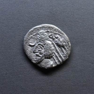 【良泉】4月16日【西方古代打制币】拍卖108件 - 公元前38-公元前2年【古波斯】帕提亚，弗拉特斯四世，一德拉克马银币 ，2.74克