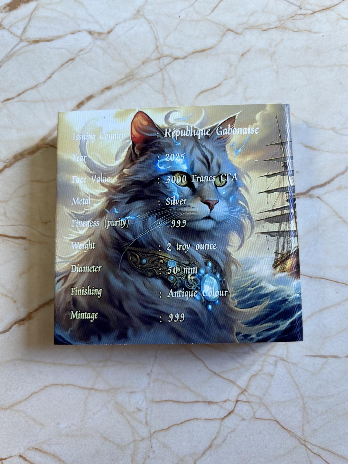 第195期拍卖 加蓬2025年海上舰猫2盎司仿古彩色夜光高浮雕银币，999银，编号108，总发行量999枚，原盒证书，发售价1788元