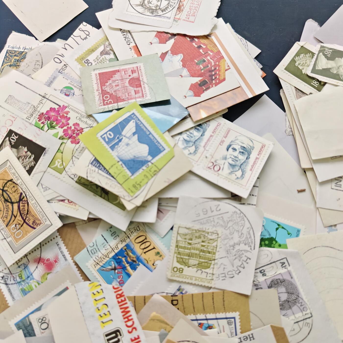 【全场包邮】纯粹捡漏拍517场 【邮票】世界各国各年份邮票剪片及卡牌一盒