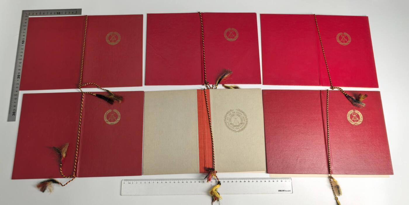 小驴勋章奖章收藏4月4日周六晚六点拍卖（珍爱和平，收藏战争，铭记历史，勿忘国耻，忠党爱国。有偿代拍，送拍规则在简介最后，参拍须阅读规则后再参拍，关系到运费包装发货时效真假辨别等关键信息，拍卖时不再发原图，看大图店主微信码在拍卖店铺介绍里） 东德人民警察高级士官证书一套