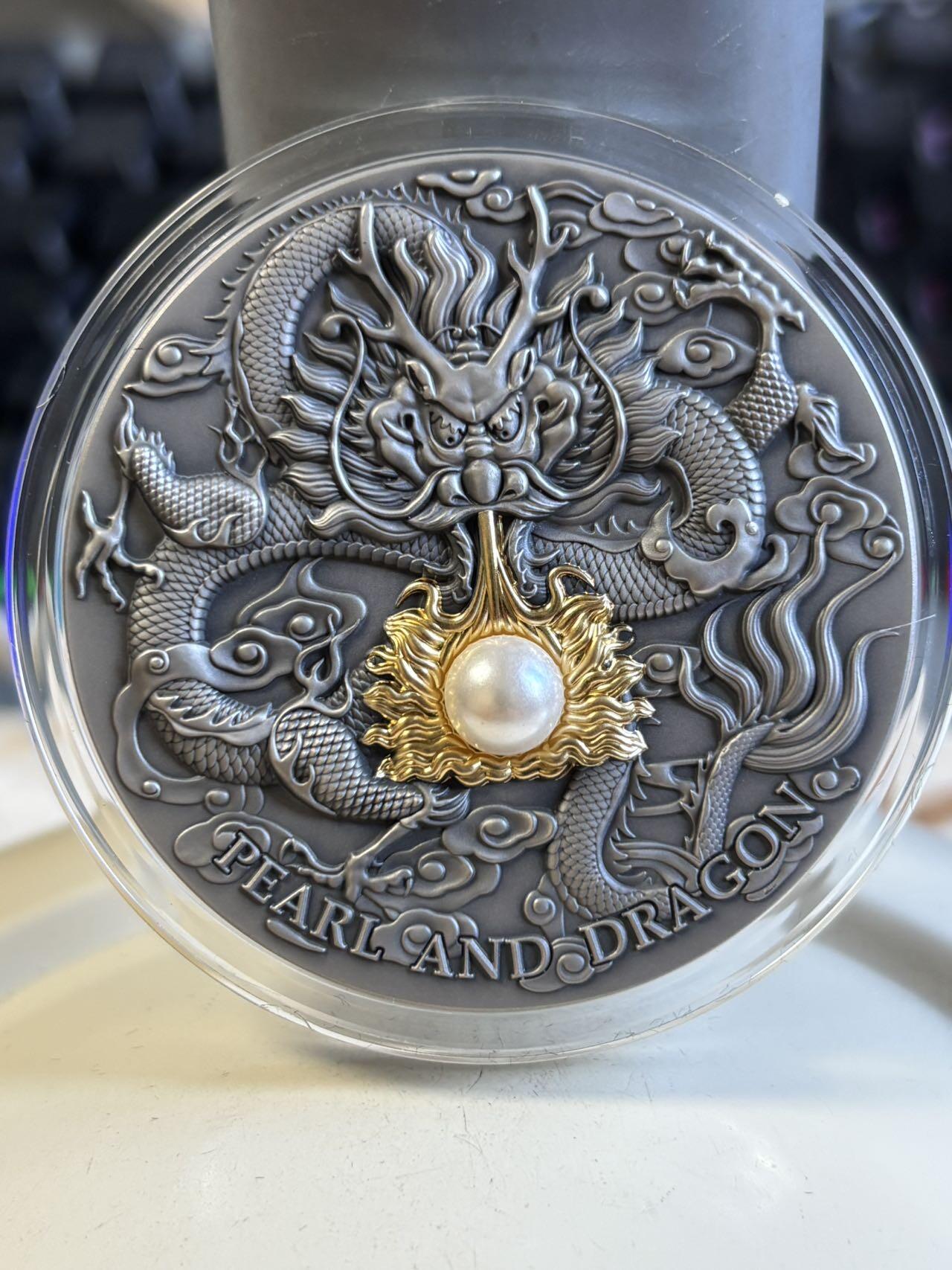 第196期拍卖 纽埃2022年神龙吐珠镶嵌珍珠2盎司仿古纪念银币，999银镀金，发行500枚