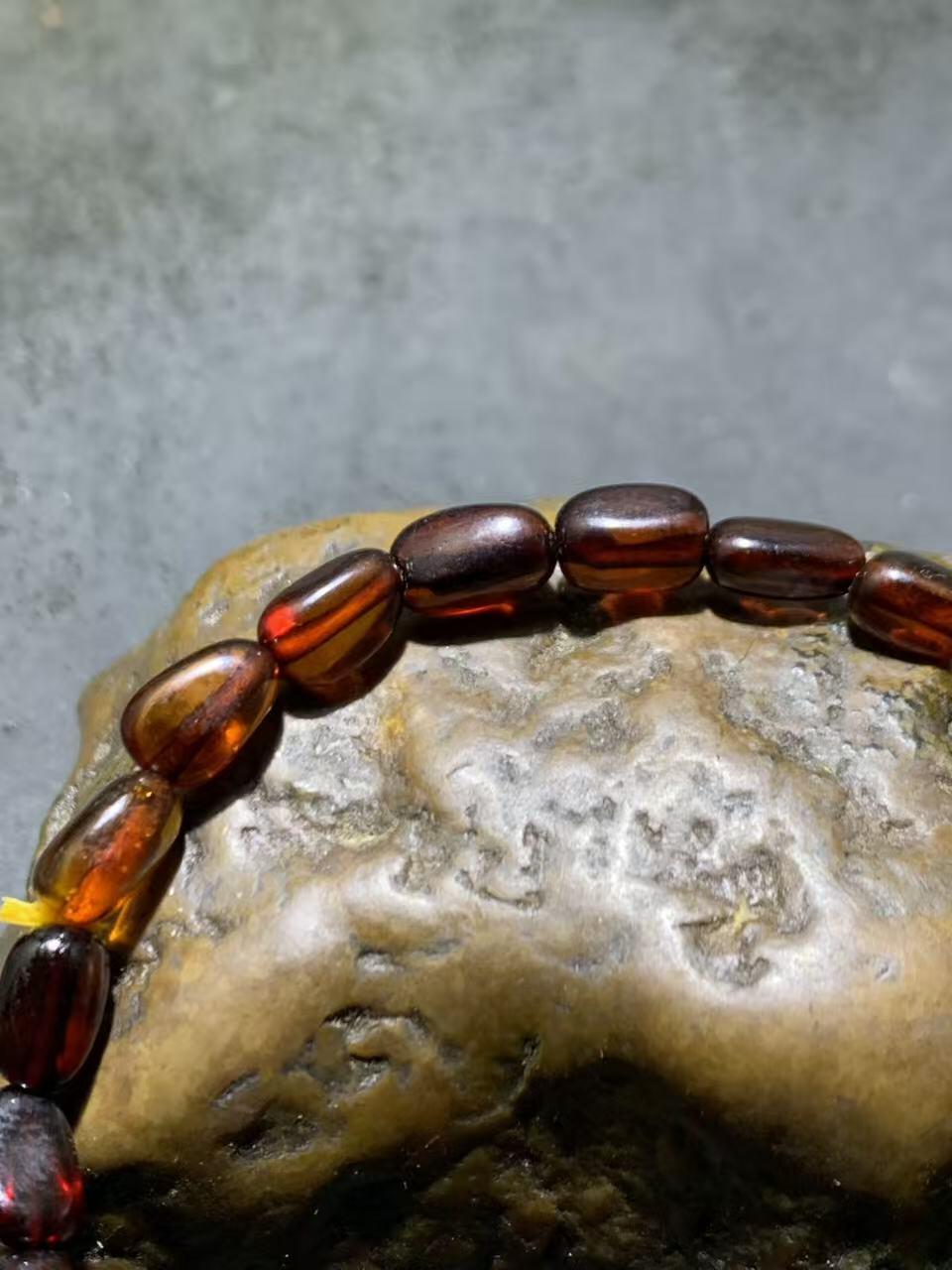 乌克兰血珀随形手串一条，