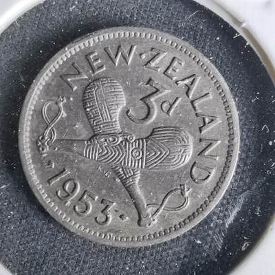 沼泽如烟--第1043场 - 新西兰1953年3便士伊二首年