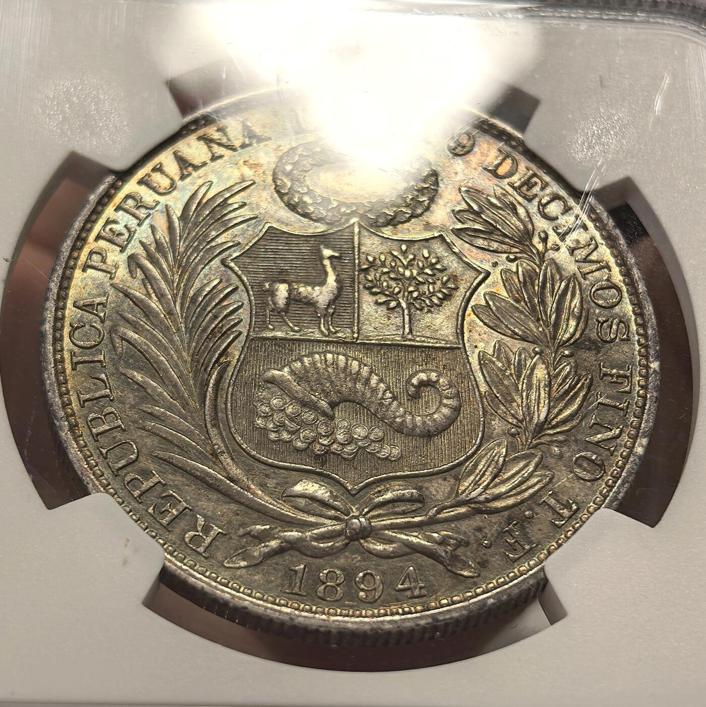 博洋堂世界钱币拍卖第167期（全场包邮） NGC MS63 五彩秘鲁1894年1比索银币，五彩绿色包浆，早期高银版本，早期年份上63的难度本来就大，更别提这枚五彩状态的了，绿色彩十分耀眼