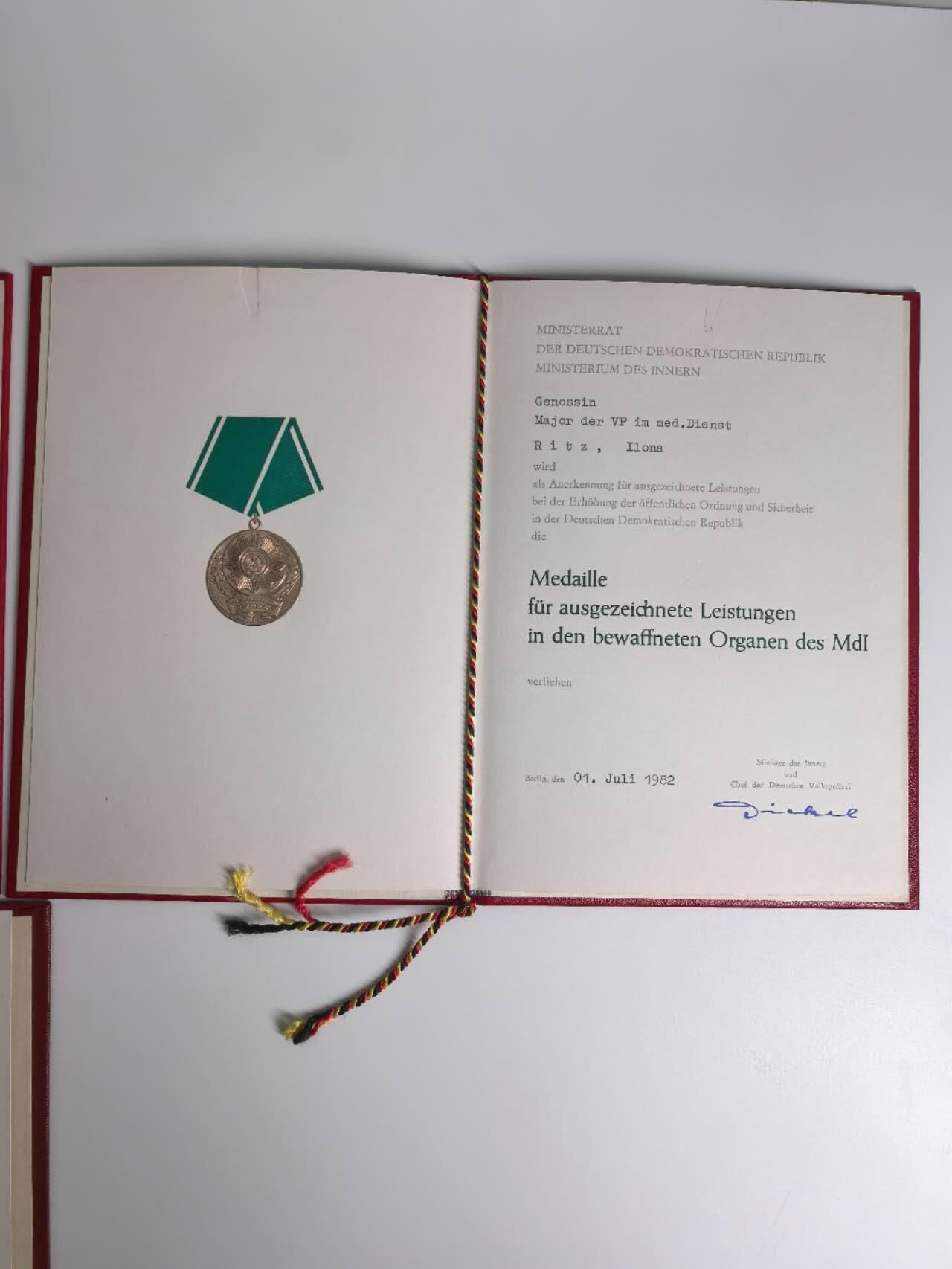 小驴勋章奖章收藏4月4日周六晚六点拍卖（珍爱和平，收藏战争，铭记历史，勿忘国耻，忠党爱国。有偿代拍，送拍规则在简介最后，参拍须阅读规则后再参拍，关系到运费包装发货时效真假辨别等关键信息，拍卖时不再发原图，看大图店主微信码在拍卖店铺介绍里） 东德丽姿少校证书一套