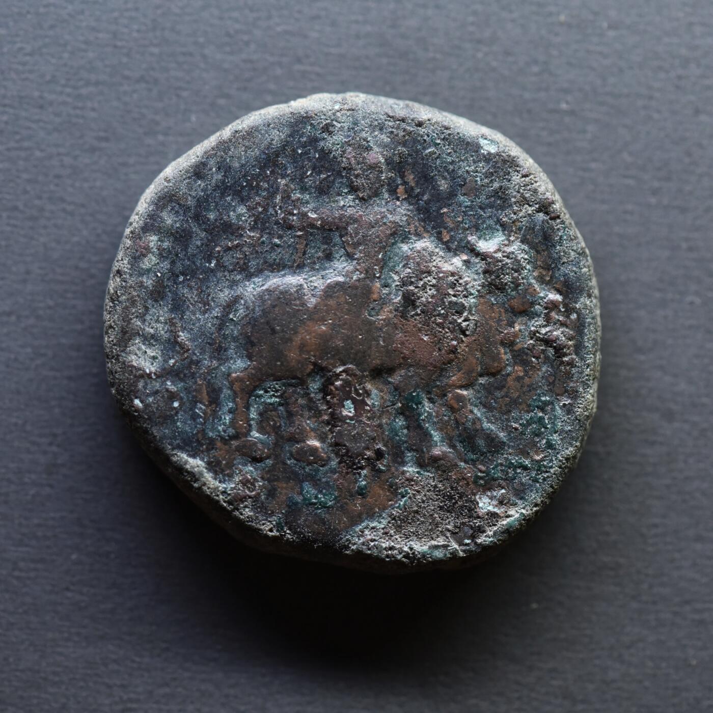 【良泉】4月16日【西方古代打制币】拍卖108件 公元100-128年【贵霜帝国】第三任国王，威玛·卡迪菲兹（阎膏珍）四德拉克马大铜币，16.83克