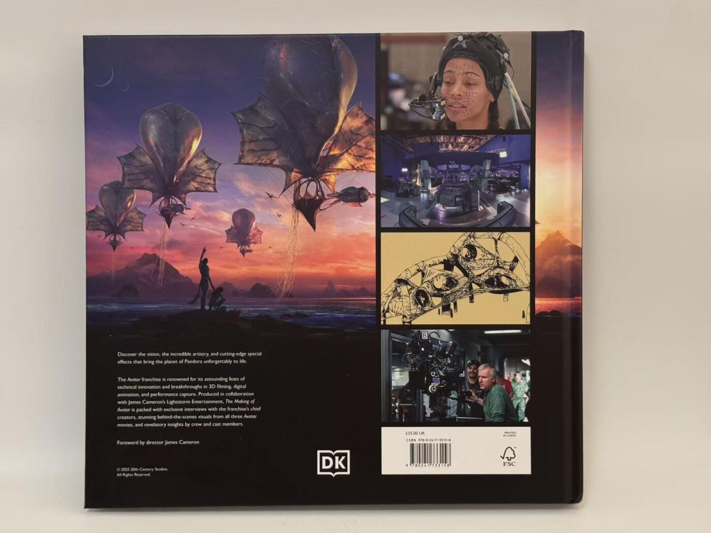 零元拍：烈焰焚心，灰烬重生，潘多拉史诗最炽烈的终章序章！著名导演詹姆斯·卡梅隆，主演杰克·萨利扮演者萨姆·沃辛顿 ，妮特丽扮演者佐伊·索尔达娜，灰烬族首领——瓦朗扮演者奥娜·卓别林，以及夸里奇上校扮演者影帝史蒂芬·朗合签《阿凡达：火与烬》官方设定集！