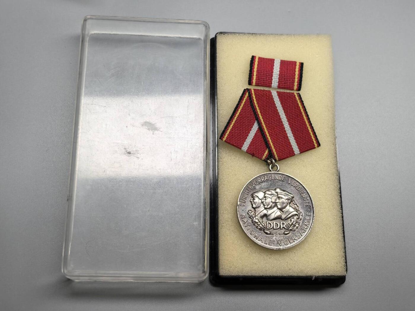 小驴勋章奖章收藏4月4日周六晚六点拍卖（珍爱和平，收藏战争，铭记历史，勿忘国耻，忠党爱国。有偿代拍，送拍规则在简介最后，参拍须阅读规则后再参拍，关系到运费包装发货时效真假辨别等关键信息，拍卖时不再发原图，看大图店主微信码在拍卖店铺介绍里）