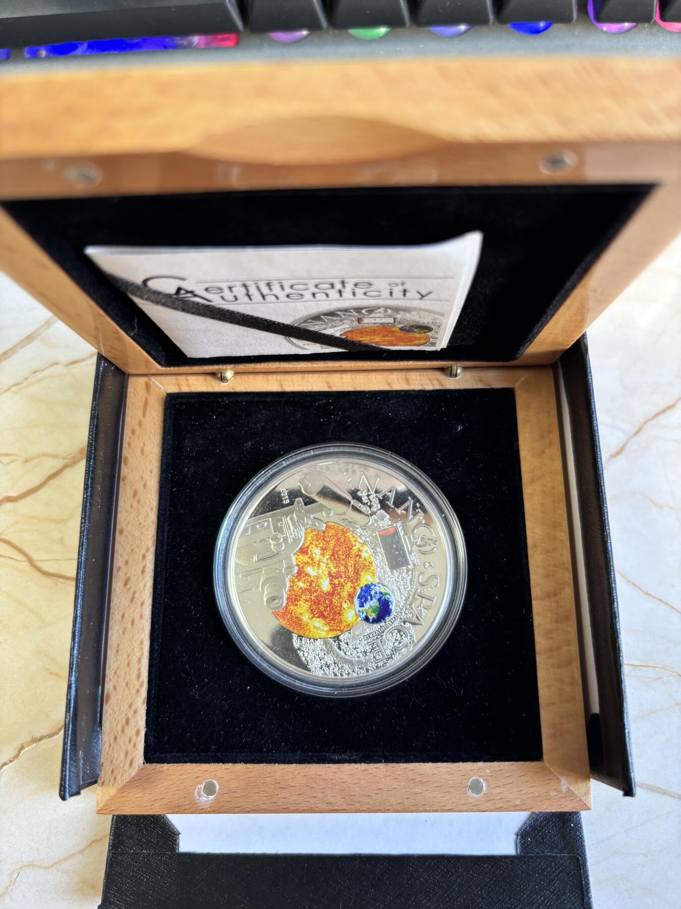 第196期拍卖 库克2013年镶嵌纳米芯片宇宙探索精制彩色银币，925银，50克，发行1000枚