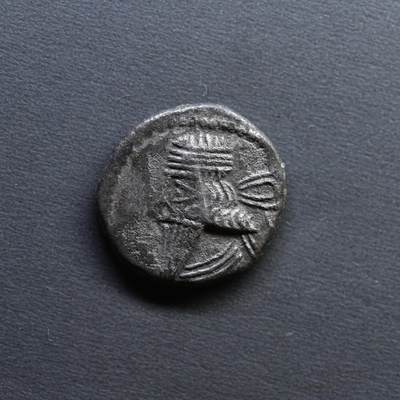【良泉】4月16日【西方古代打制币】拍卖108件 - 公元105-147年【古波斯】帕提亚（安息）沃洛加西斯三世，一德拉克马银币，2.93克