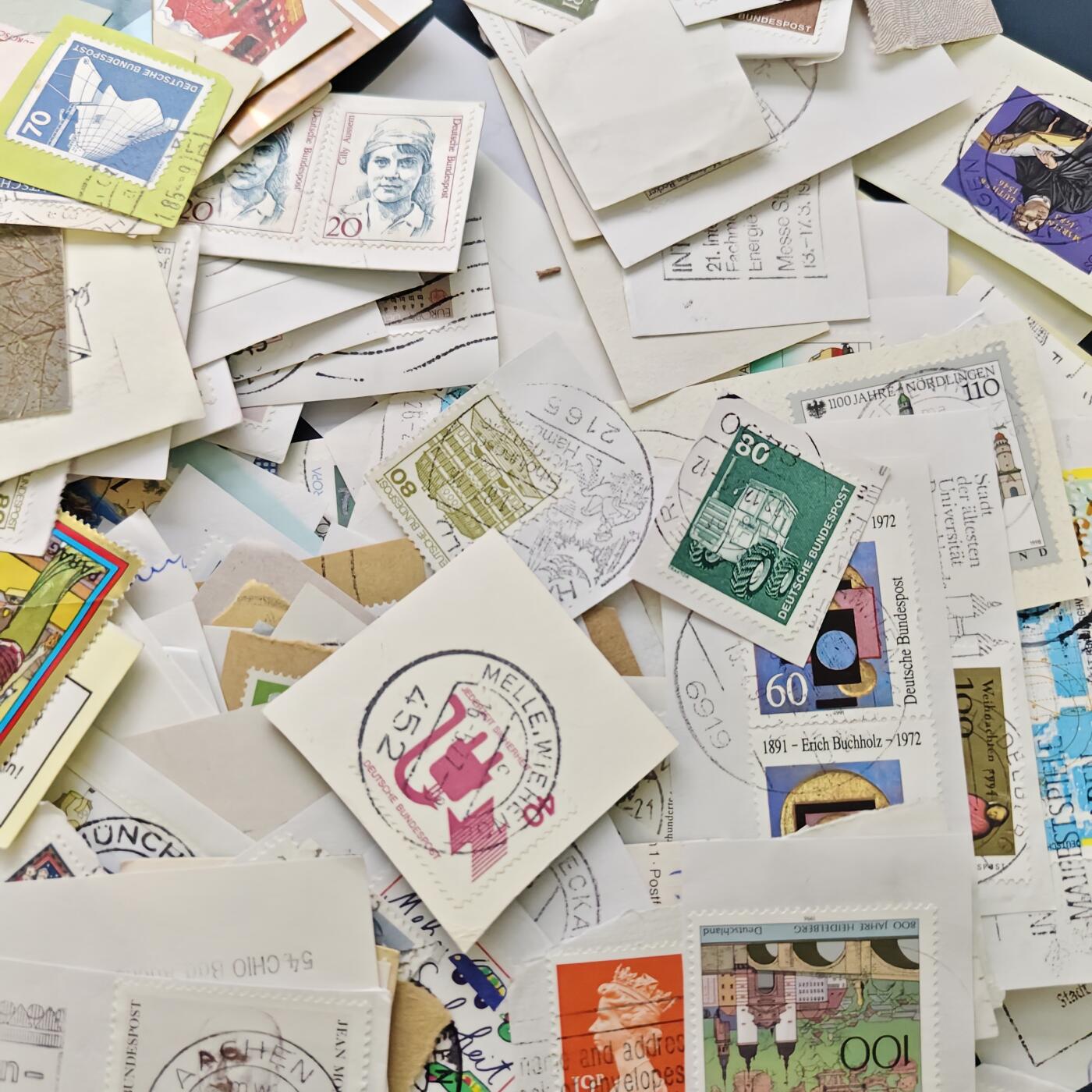 【全场包邮】纯粹捡漏拍517场 【邮票】世界各国各年份邮票剪片及卡牌一盒