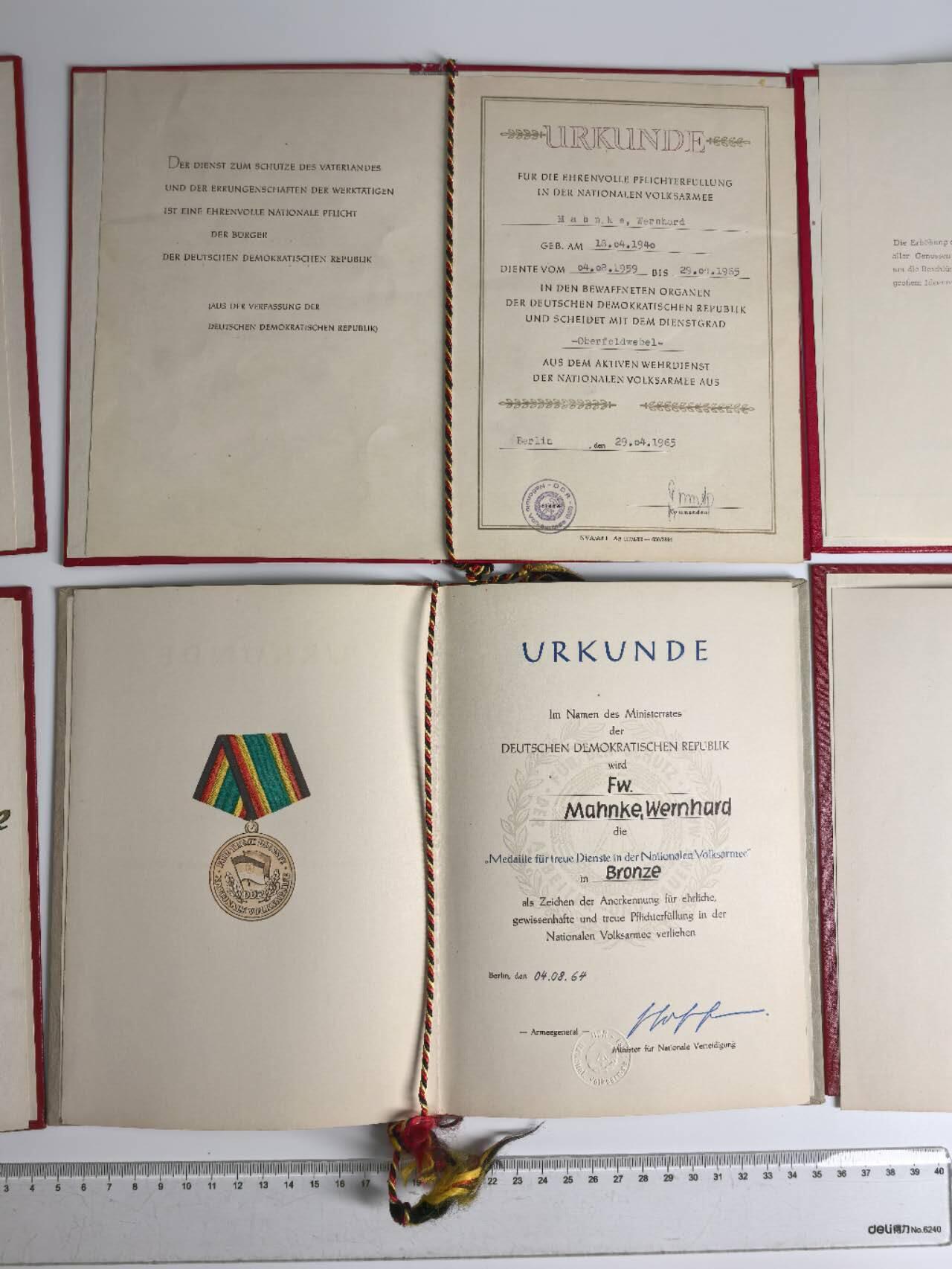 小驴勋章奖章收藏4月4日周六晚六点拍卖（珍爱和平，收藏战争，铭记历史，勿忘国耻，忠党爱国。有偿代拍，送拍规则在简介最后，参拍须阅读规则后再参拍，关系到运费包装发货时效真假辨别等关键信息，拍卖时不再发原图，看大图店主微信码在拍卖店铺介绍里） 东德人民警察高级士官证书一套