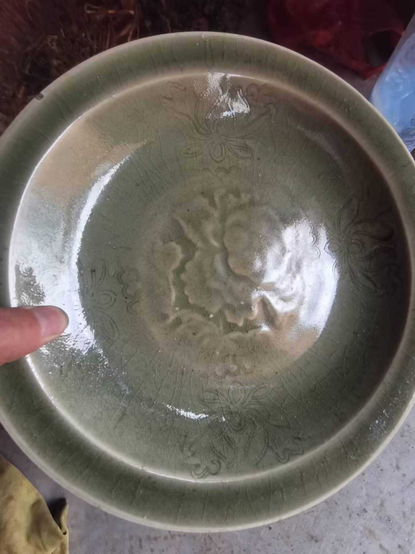 龙泉窖青釉刻花牡丹纹盘