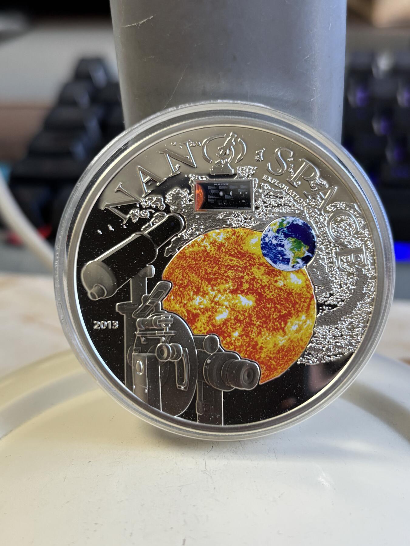 第196期拍卖 库克2013年镶嵌纳米芯片宇宙探索精制彩色银币，925银，50克，发行1000枚